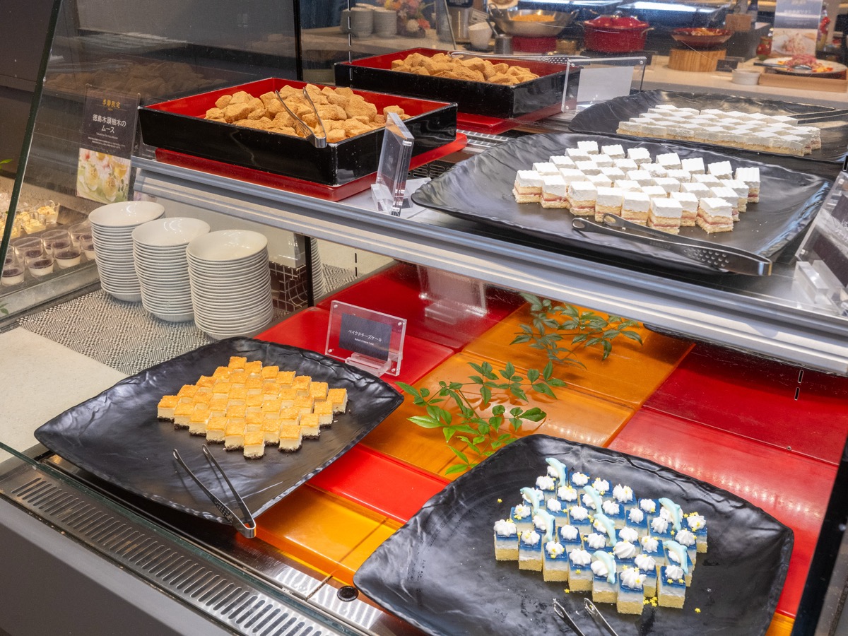 ショーケースに並ぶ一口サイズのケーキ