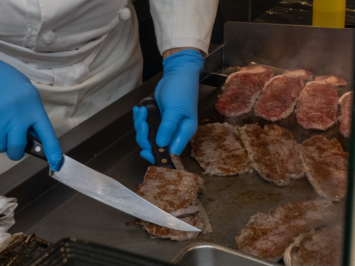 焼きたての肉を切り分ける様子