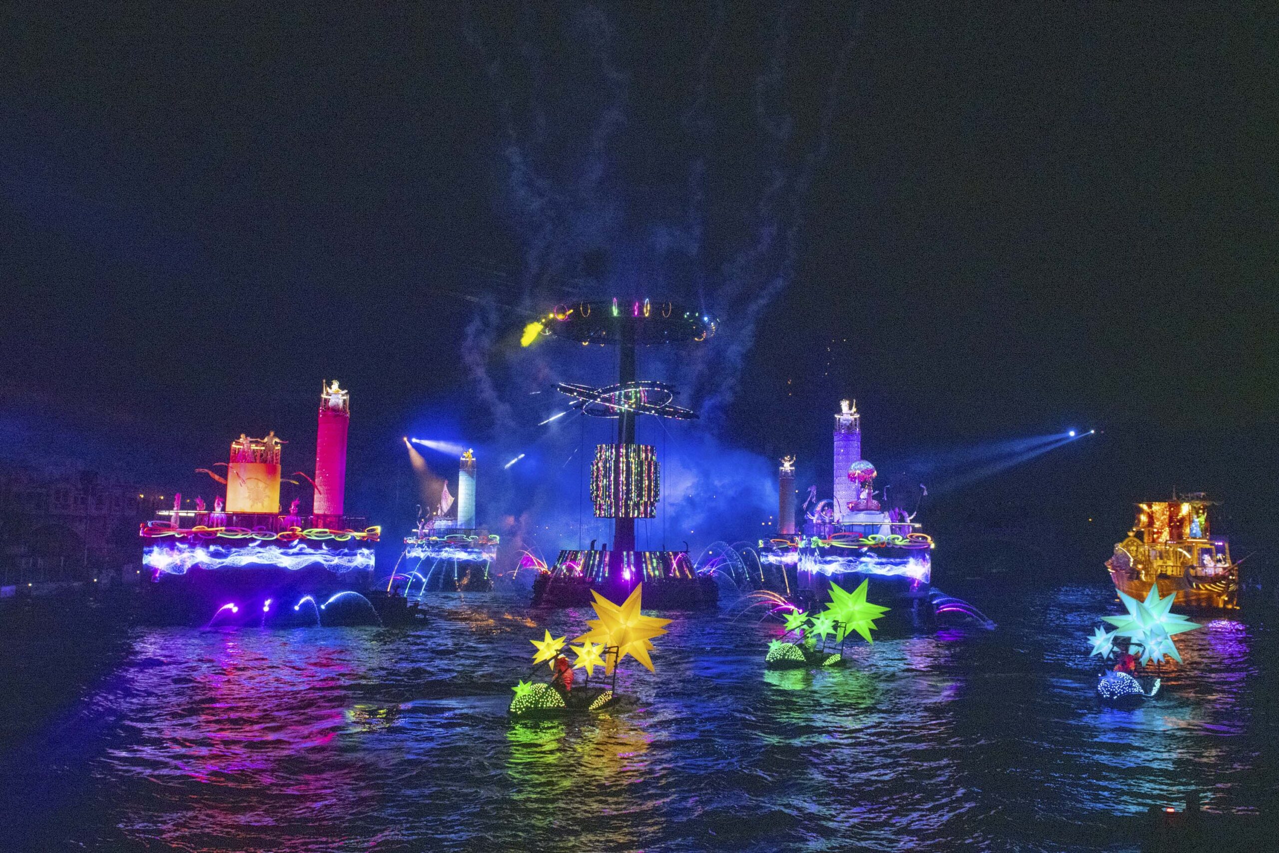 東京ディズニーシー ビリーヴ!〜シー・オブ・ドリームス〜 フィナーレを締めくくる光の隊列と花火
