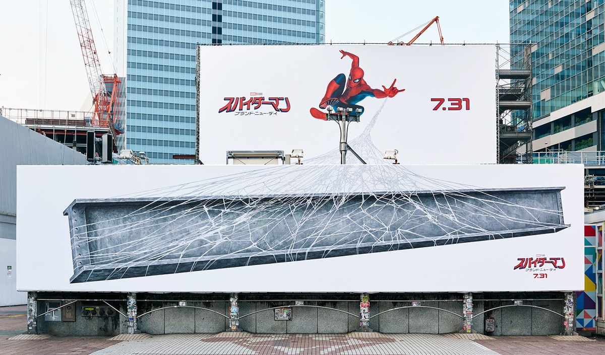 渋谷の巨大看板に描かれたスパイダーマンとクモの巣