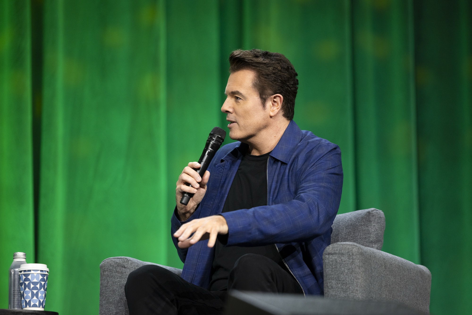 「The Muppets Musical History with Seth MacFarlane」で話すセス・マクファーレン