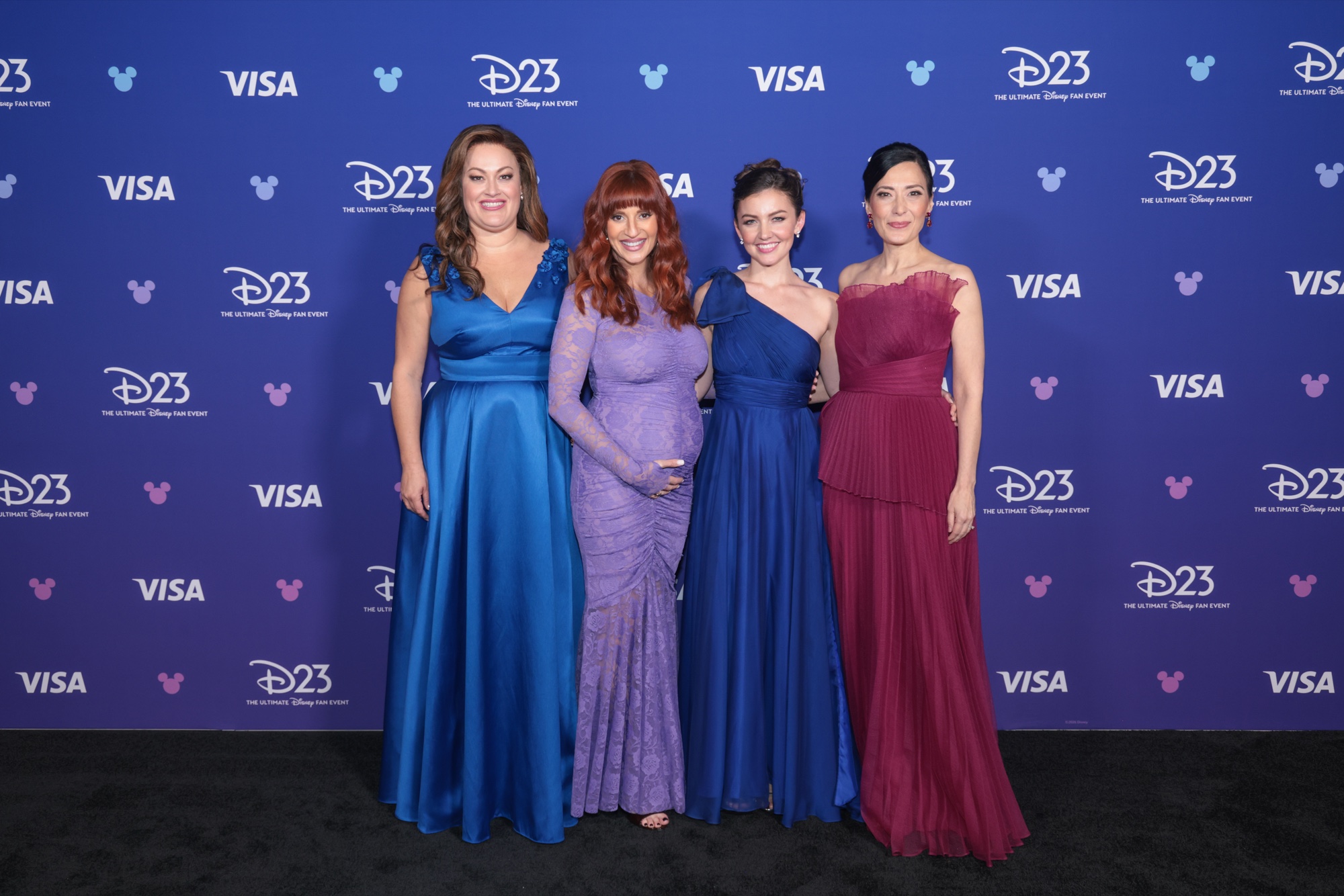 ブロードウェイ版『美女と野獣』でベルを演じたアシュリー・ブラウン、アンネリーゼ・ヴァン・ダー・ポール、アン・サンダース、カイラ・ベル・ジョンソン