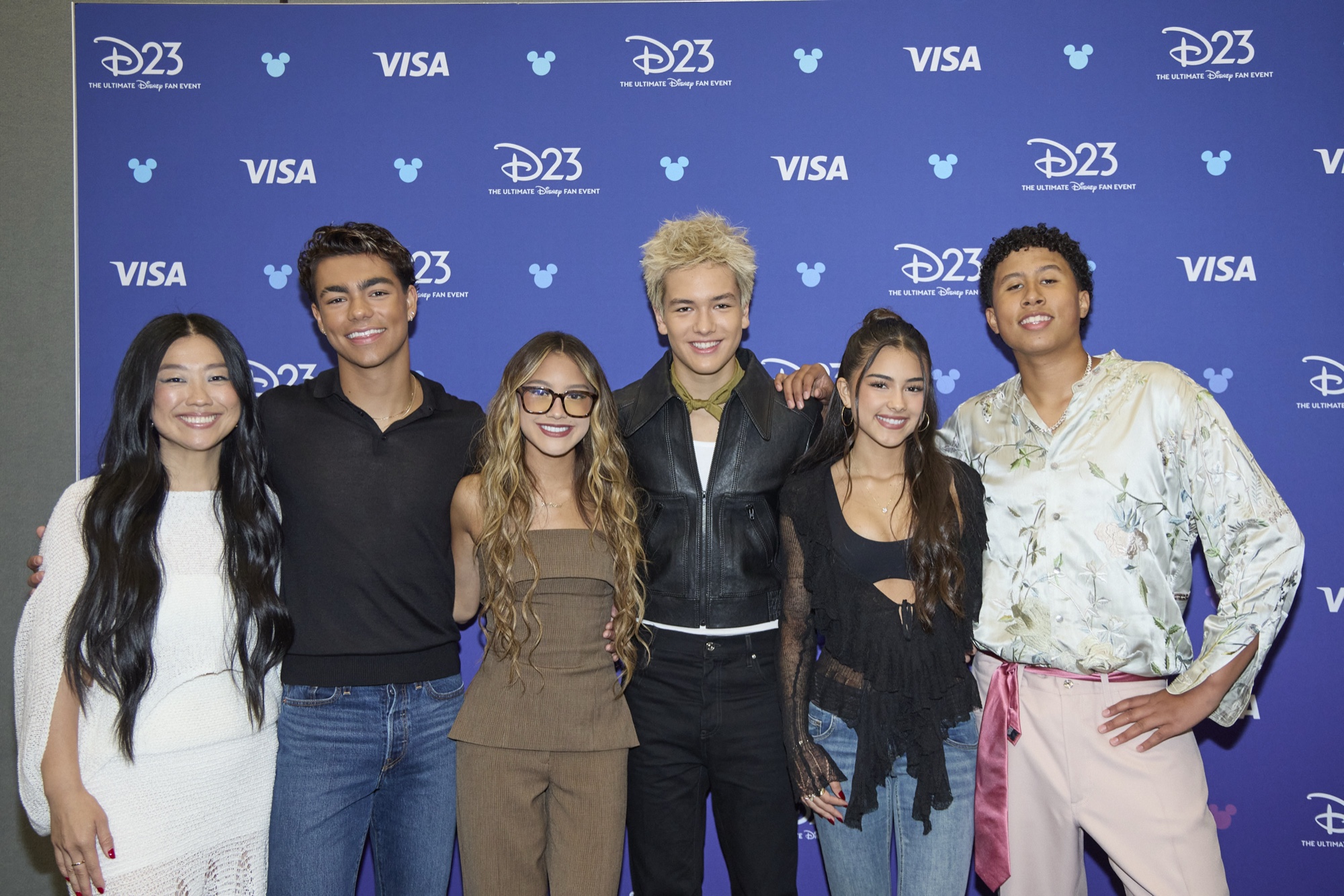 客席に向かって並ぶキャンプ・ロック3のキャスト6人