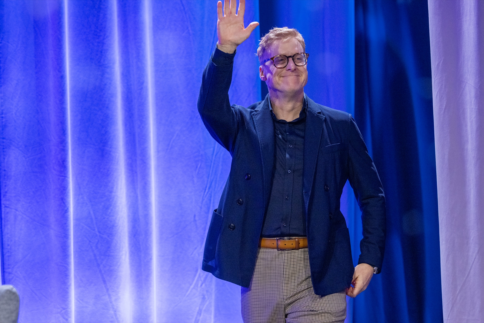 「Disney Legends in Conversation」で客席に手を振るアラン・テュディック