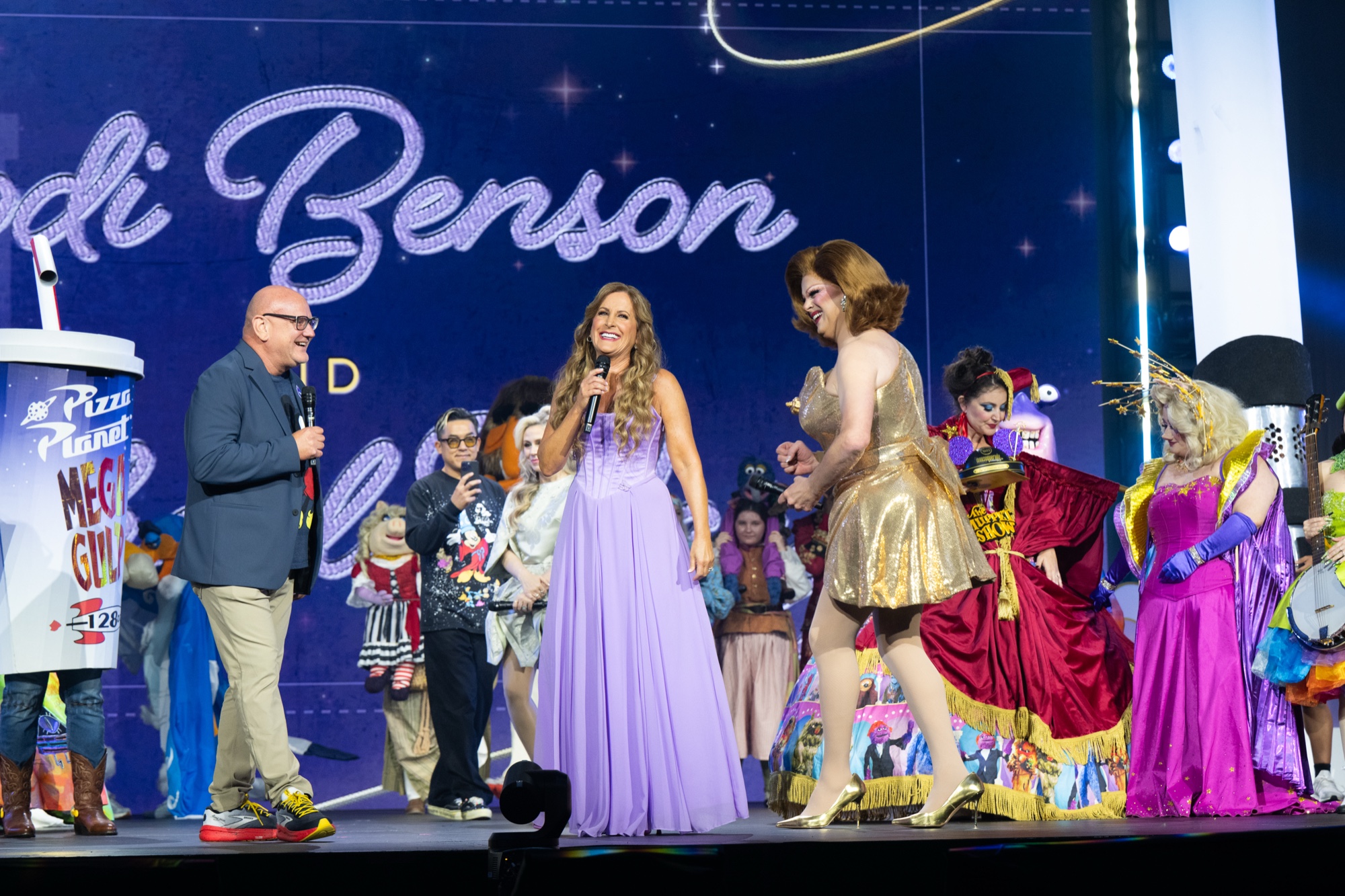 D23 Mousequeradeのステージに立つマイケル・ヴァーゴ、ペイジ・オハラ、ニーナ・ウェスト