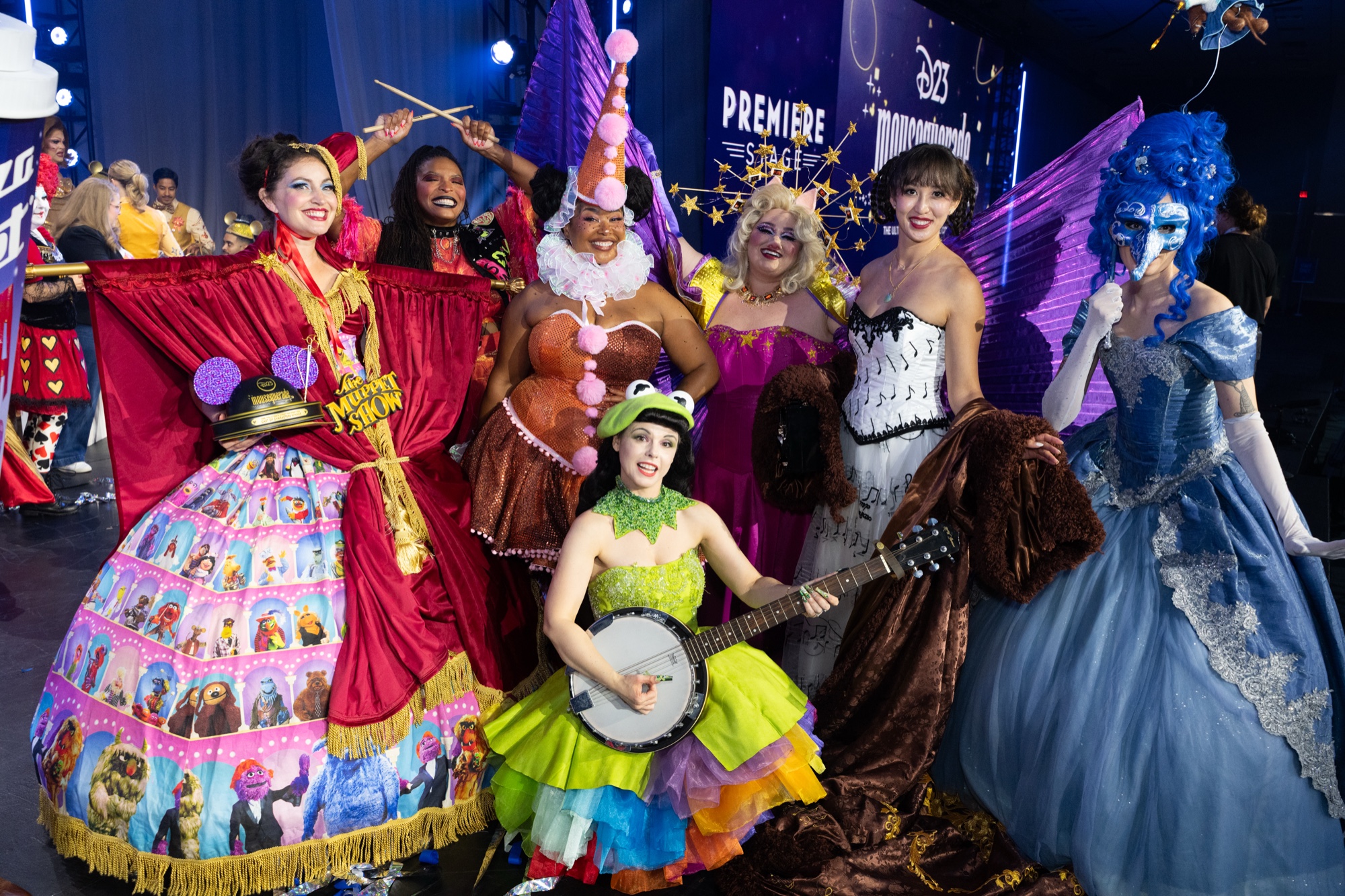 D23 Mousequeradeのランウェイに並んだ出場者たち