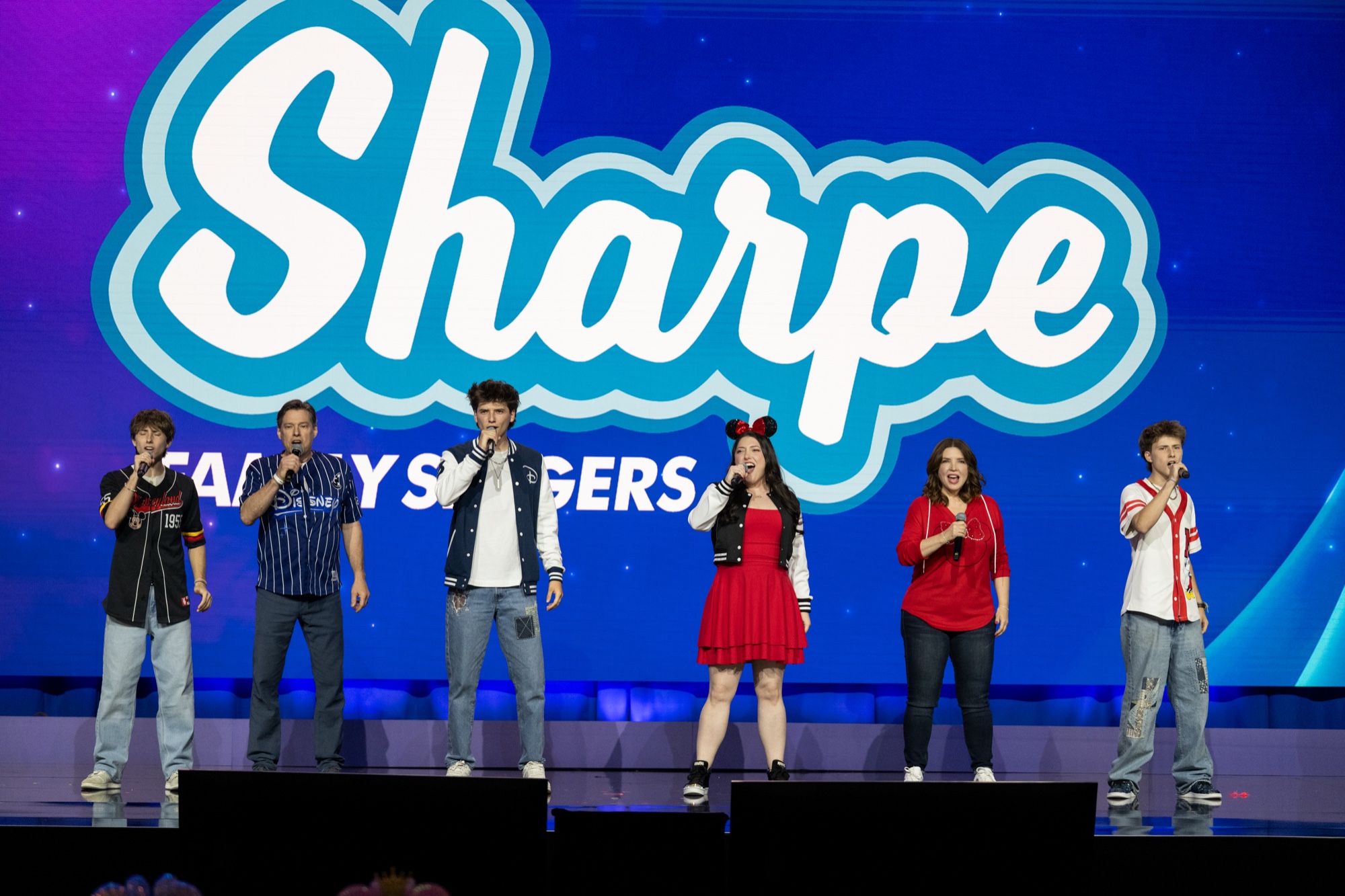 スポットライト・ステージで歌うシャープ・ファミリー・シンガーズ