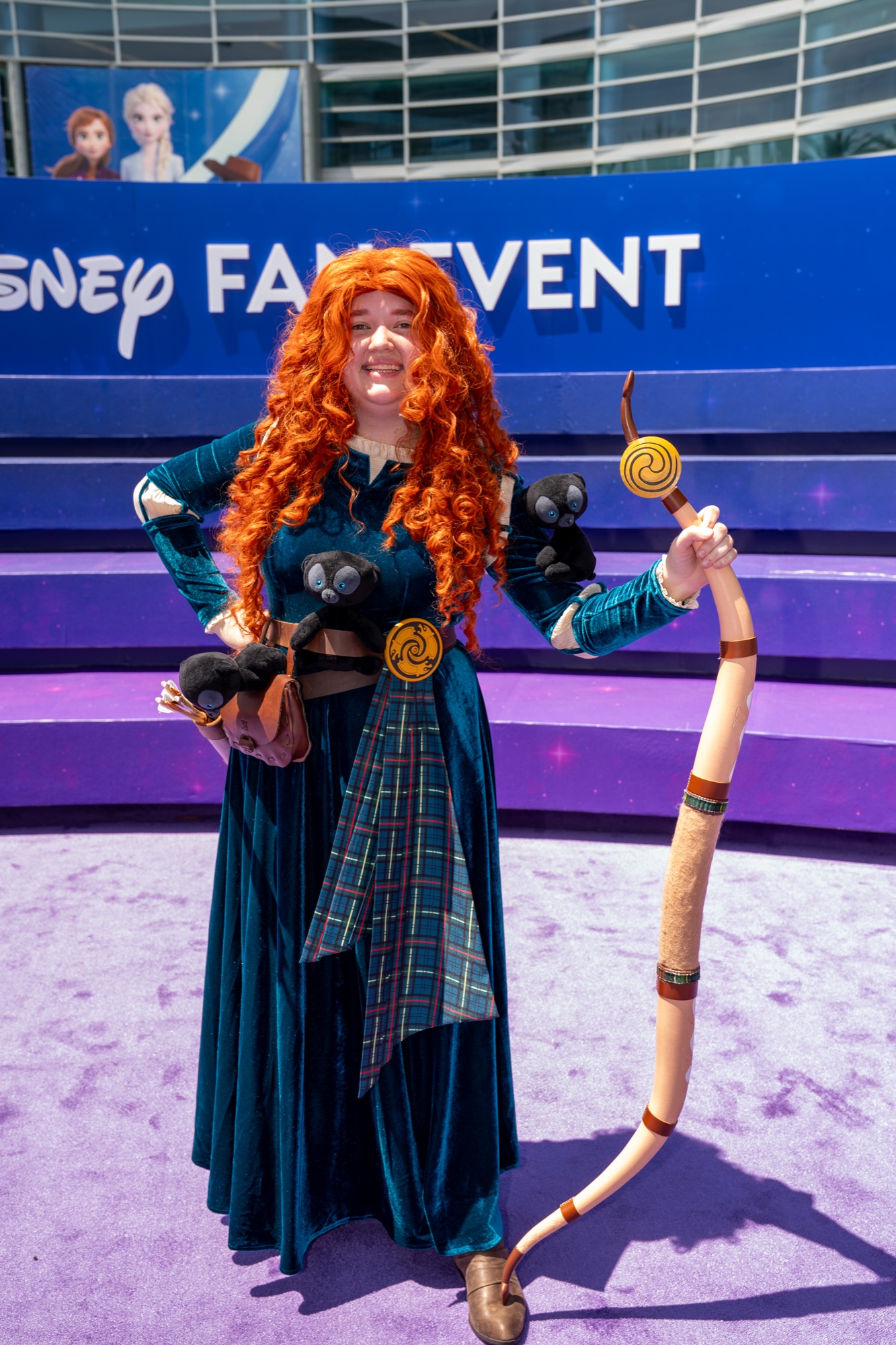 メリダの衣装で三つ子の子グマを連れたコスプレイヤー