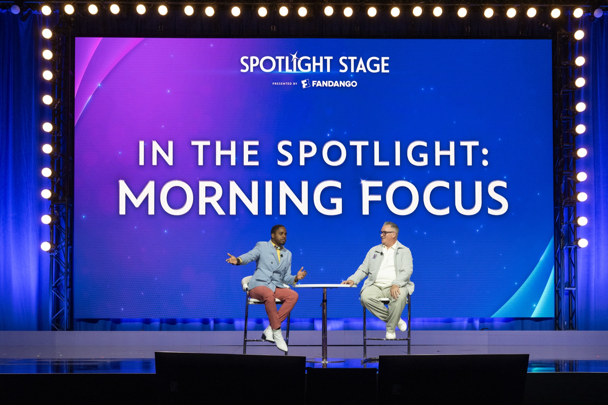 「In the Spotlight: Morning Focus」の進行を務めるダニー・スタイルズ