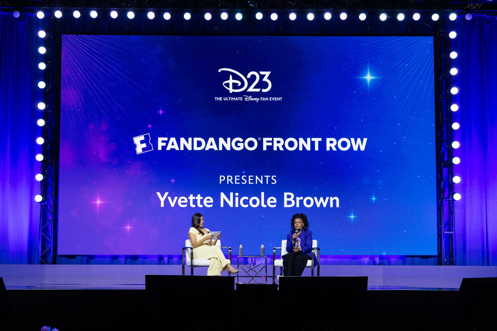 「Fandango Front Row」に登場したイヴェット・ニコール・ブラウン