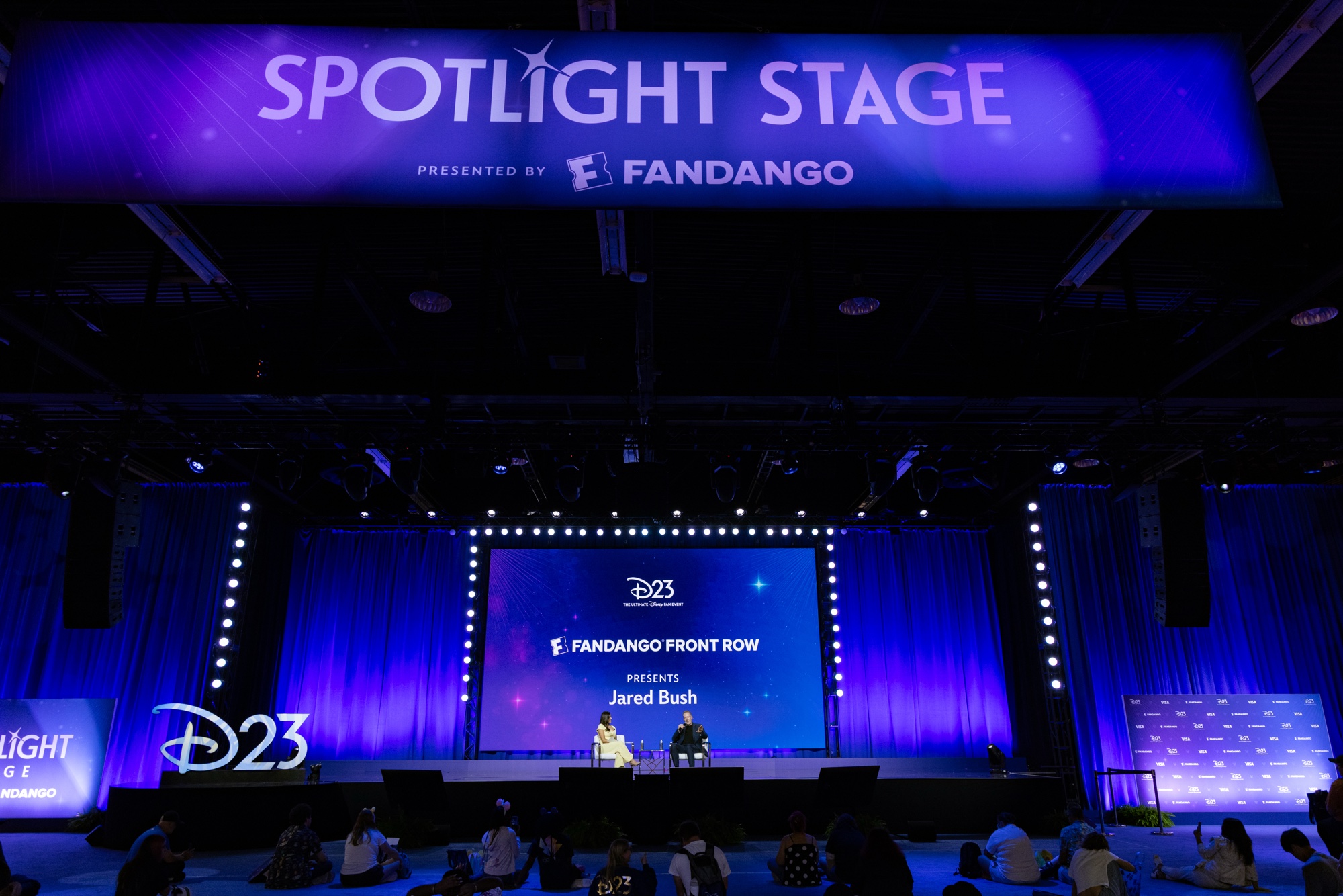 「Fandango Front Row」でジャレッド・ブッシュを紹介するステージ
