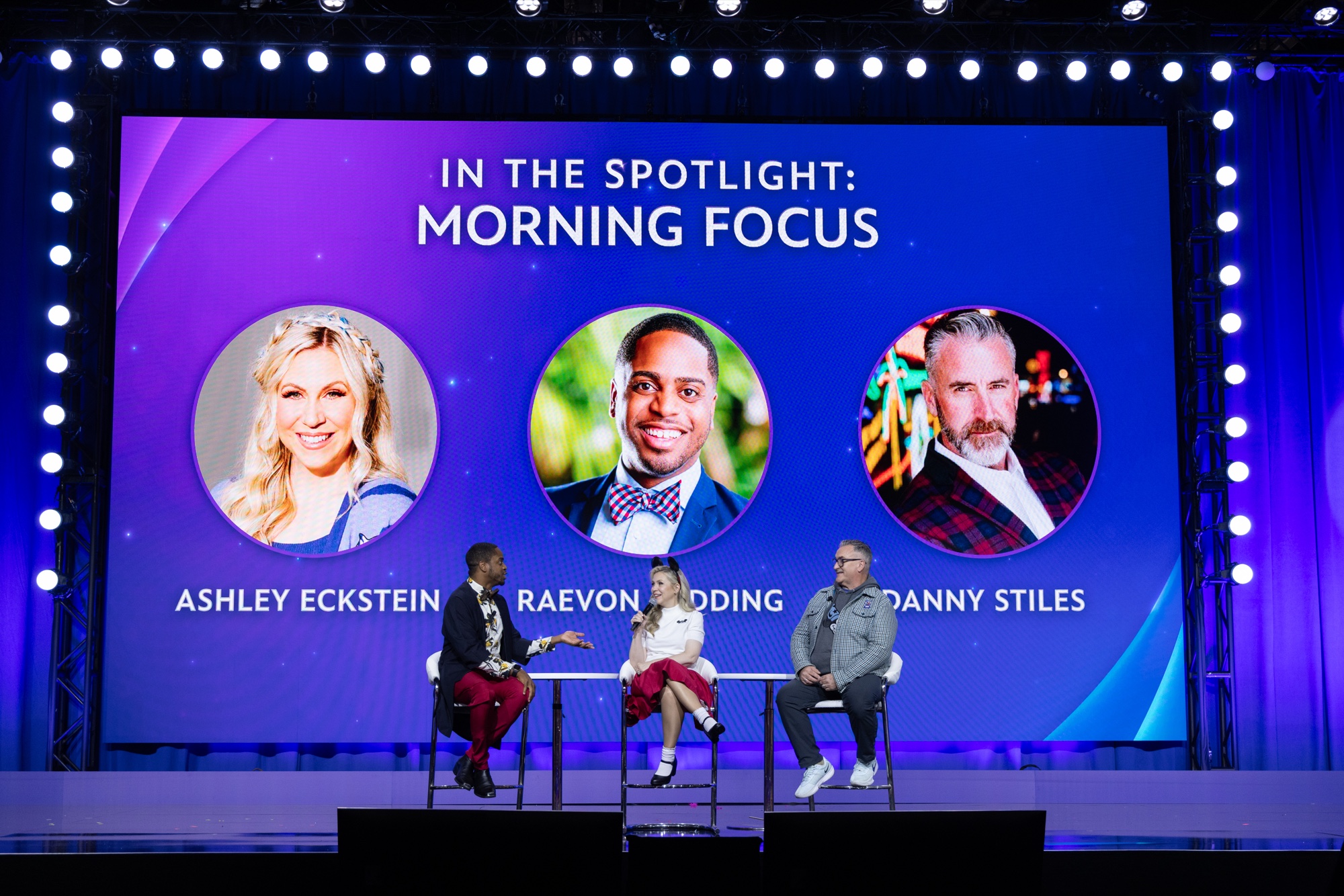 「In the Spotlight: Morning Focus」に並ぶアシュリー・エクスタイン、レイヴォン・レディング、ダニー・スタイルズ