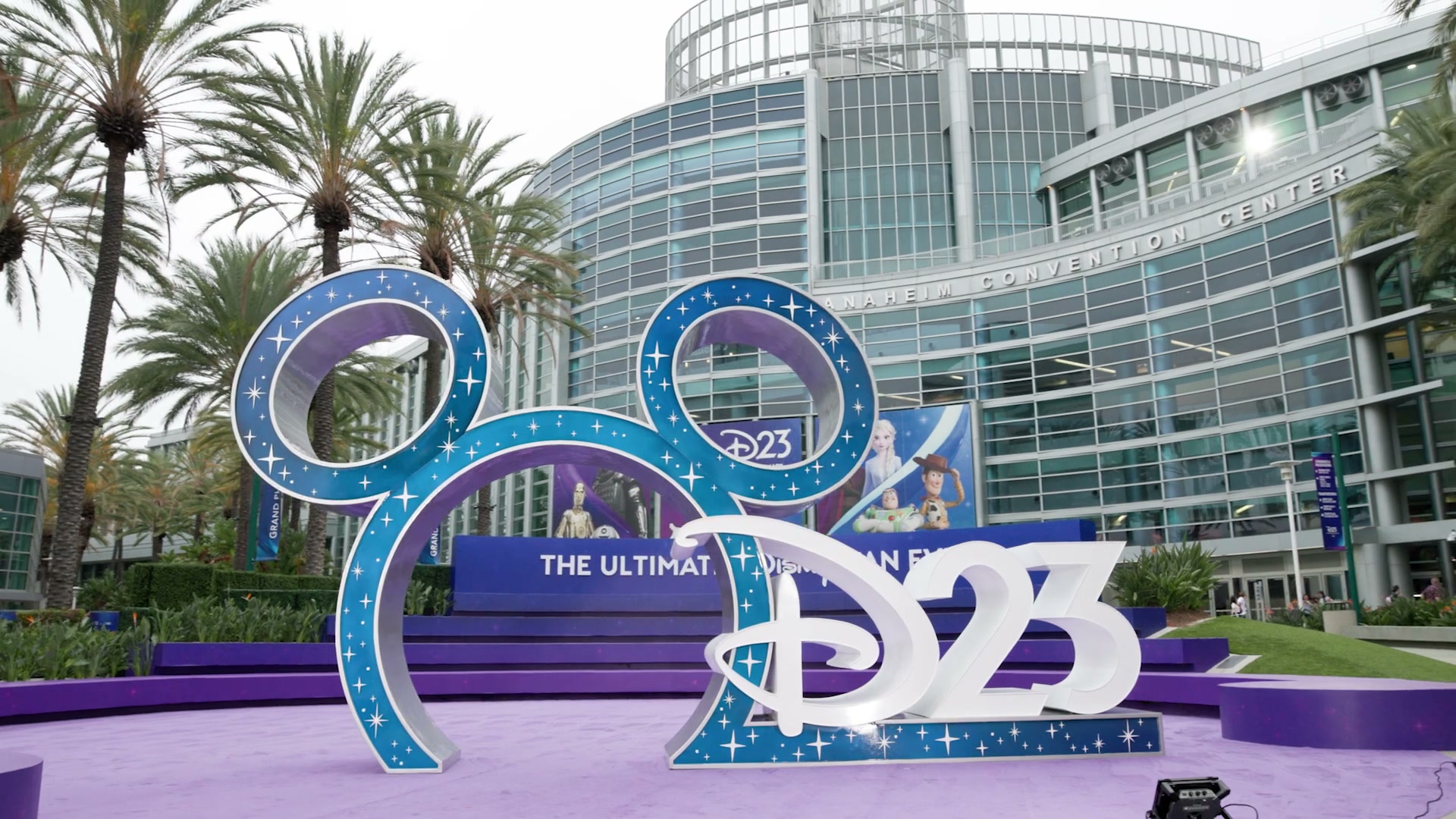 開場前のアナハイム・コンベンションセンターに設置されたD23のロゴオブジェ