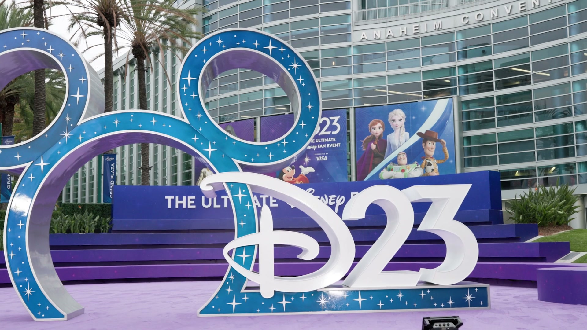 D23: The Ultimate Disney Fan Event 2026の初日にアナハイム・コンベンションセンターへ入場するファンの列