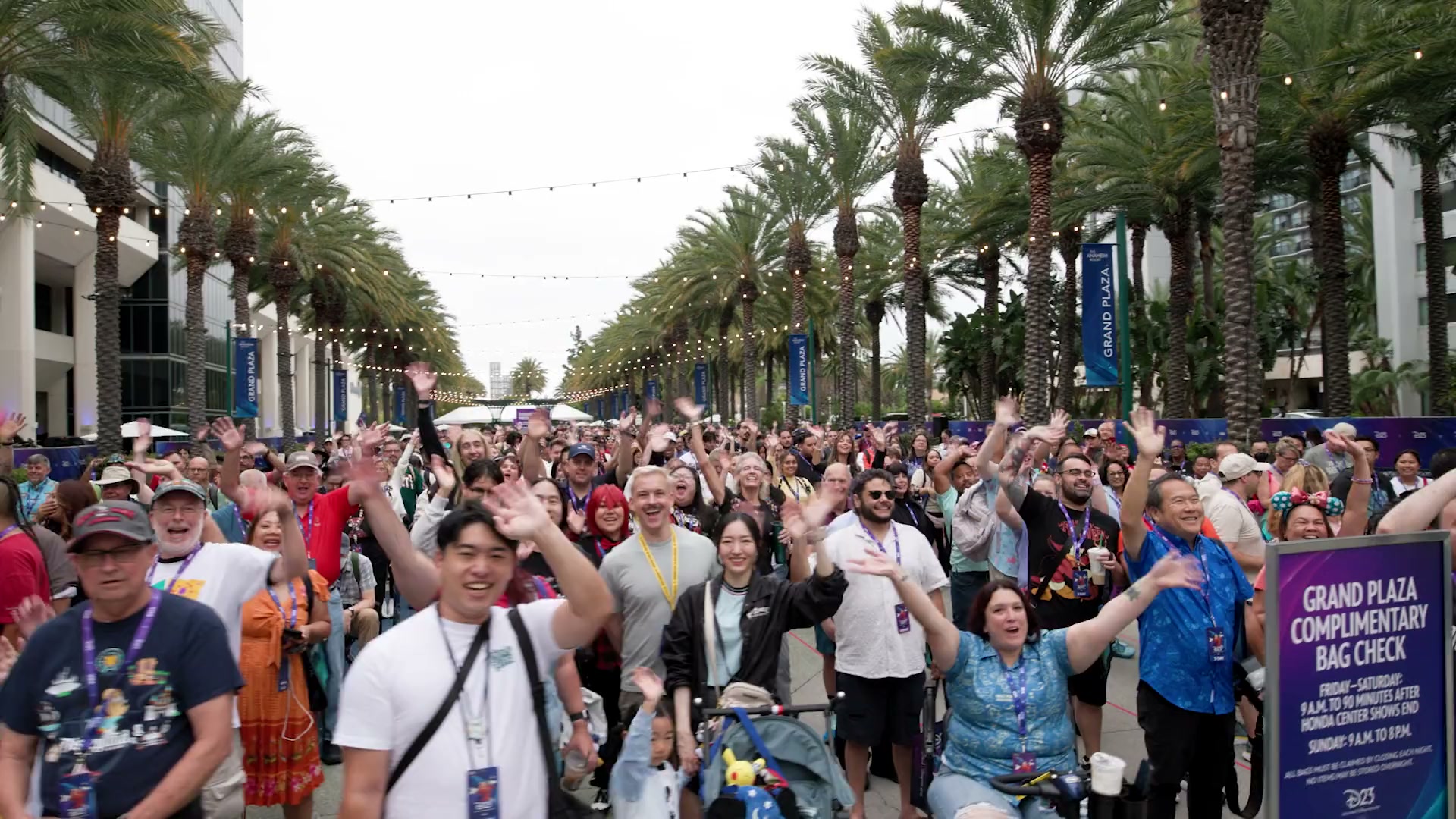 グランドプラザに集まったD23: The Ultimate Disney Fan Event 2026の来場者