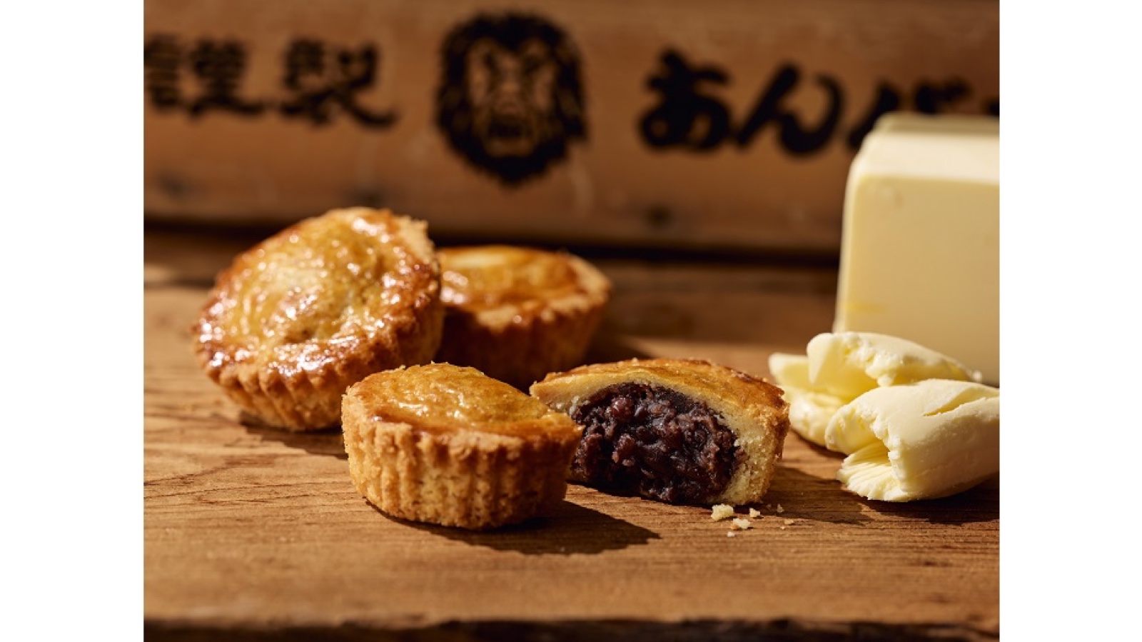 木箱を背にしたあんバタ屋の焼き菓子とバターのブロック