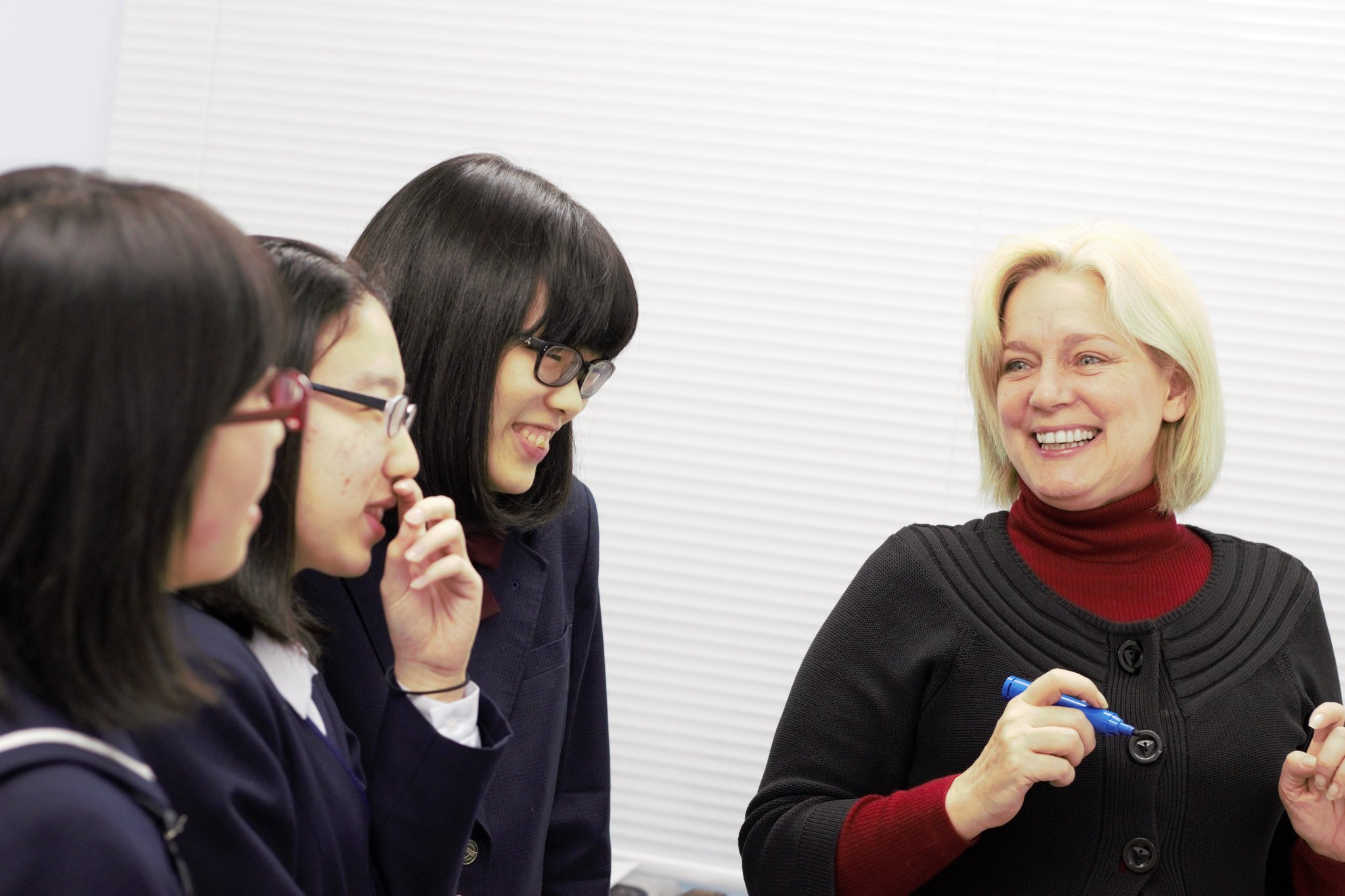 EFL Clubの生徒が英語で対話するレッスンの様子