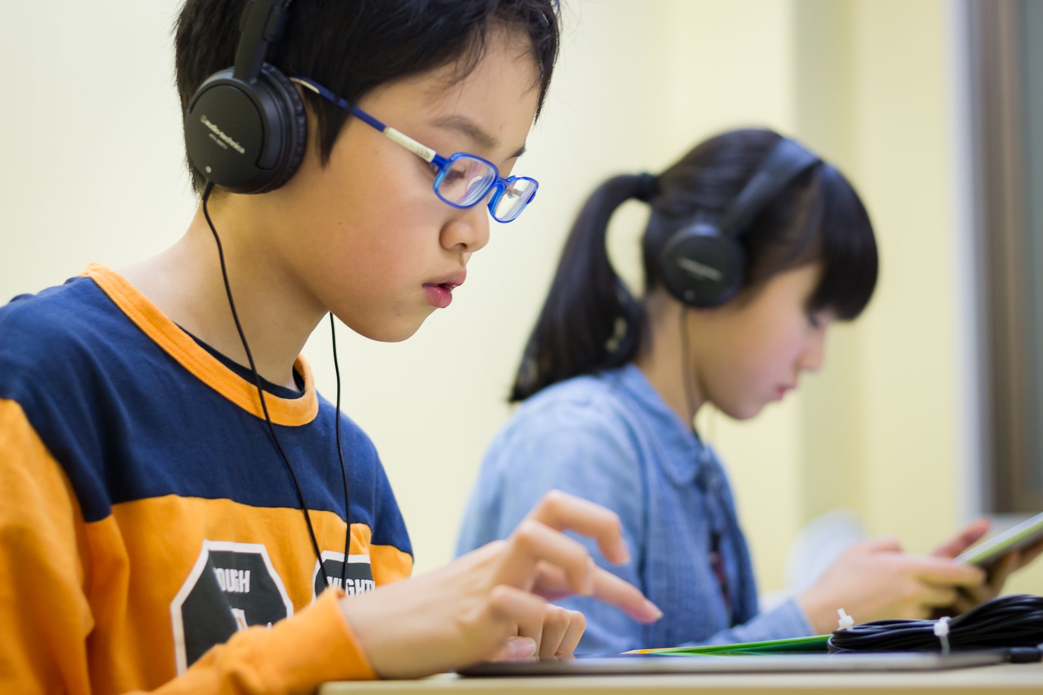 EFL Clubのタブレット教材を使った学習の様子
