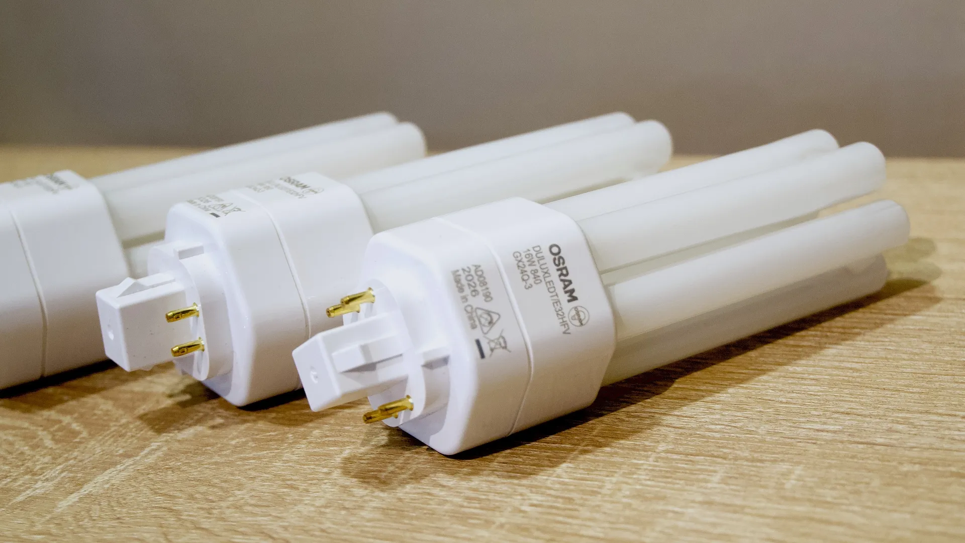 口金に刻印されたOSRAM DULUX LEDの型番表示