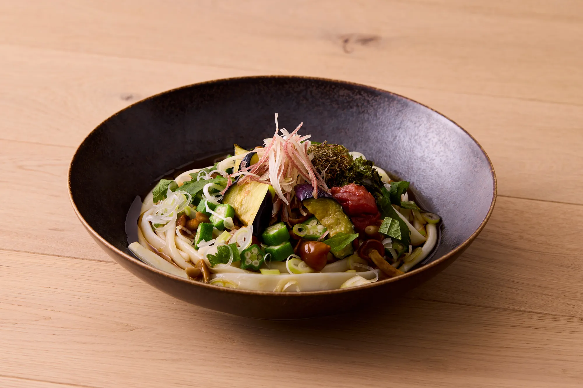 夏野菜をのせた薬味冷やしうどん