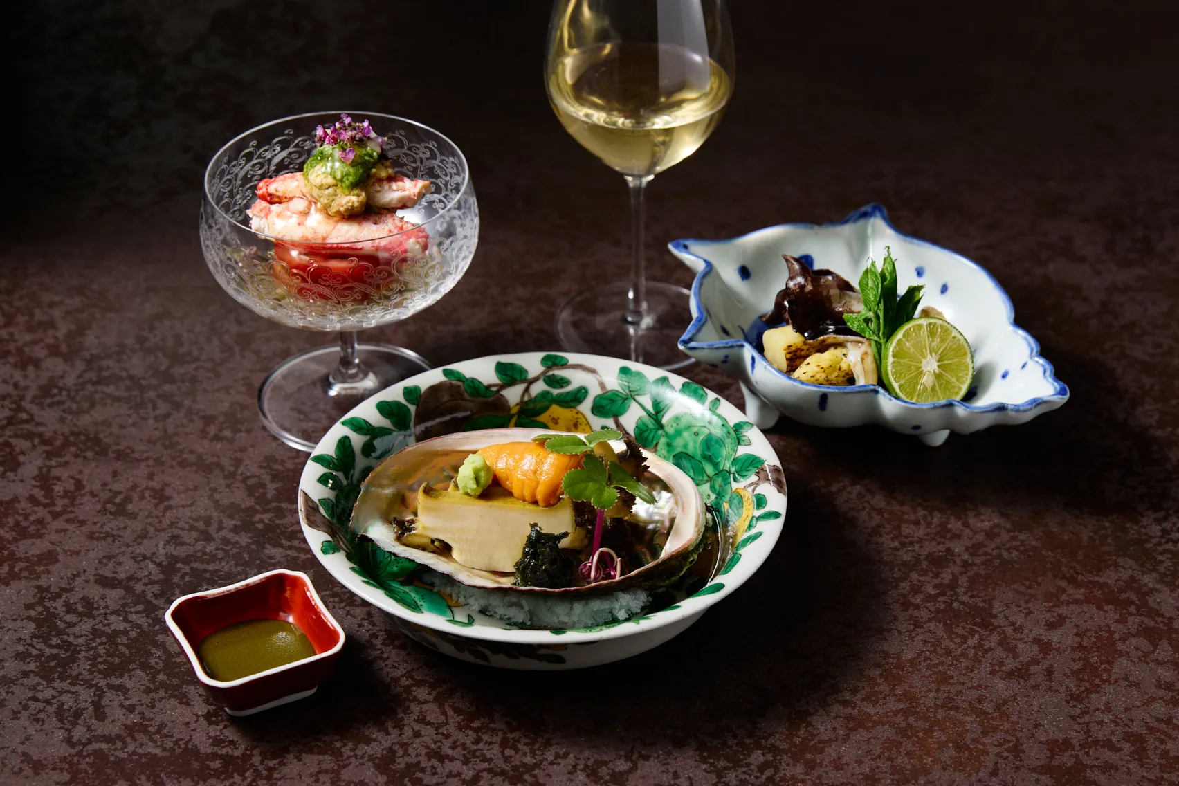 魚介料理を盛った会席のテーブル