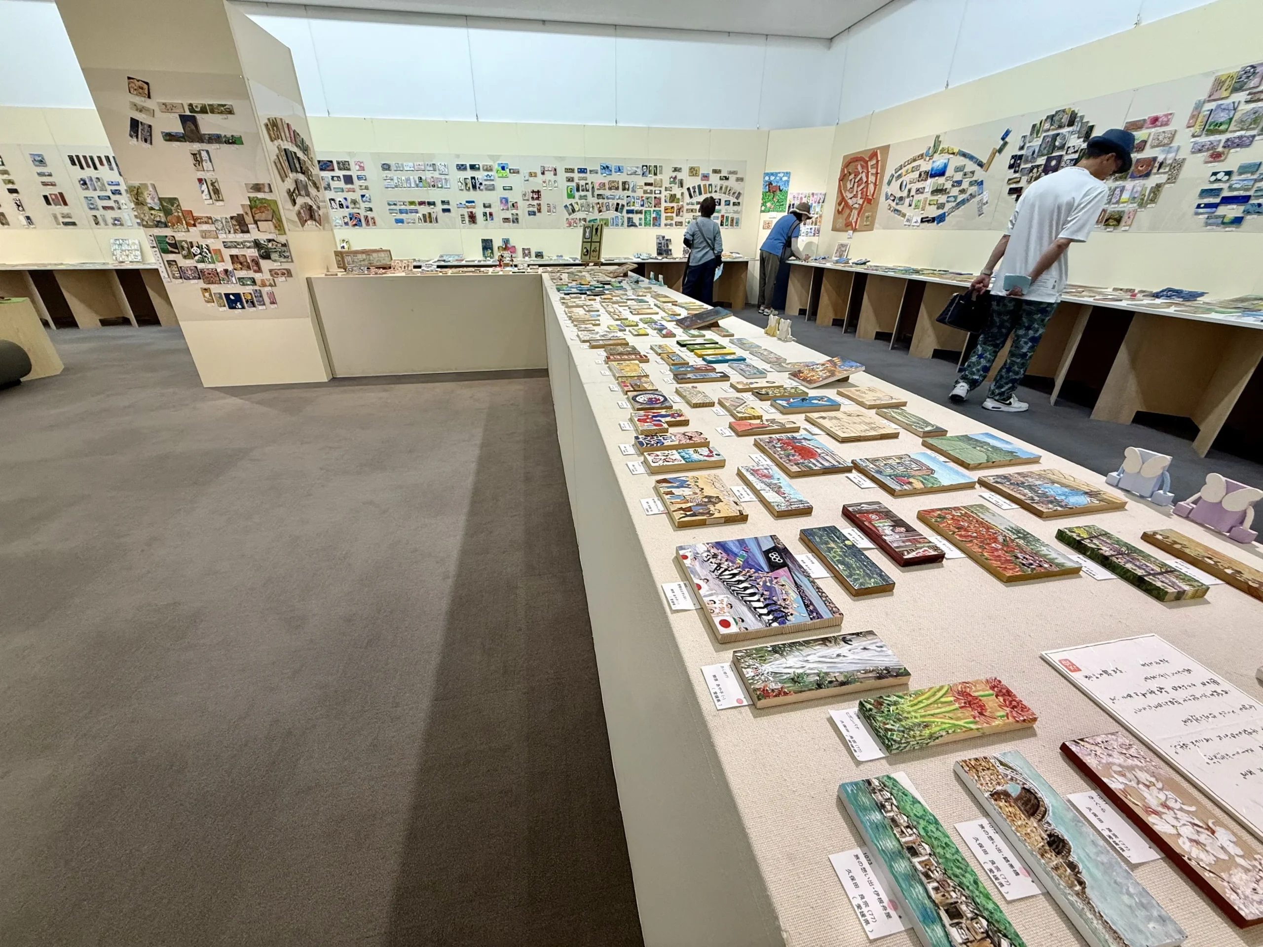中央展示台に並ぶ板絵作品