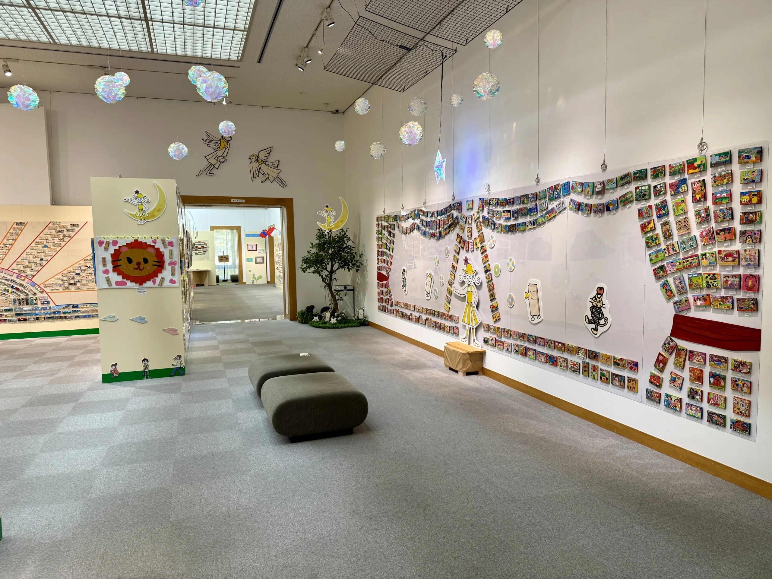 作品で描く虹と列車の壁面展示