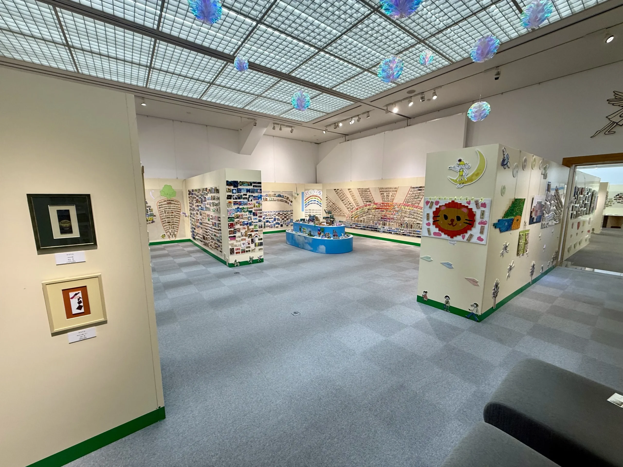 小作品が並ぶ展示室全景