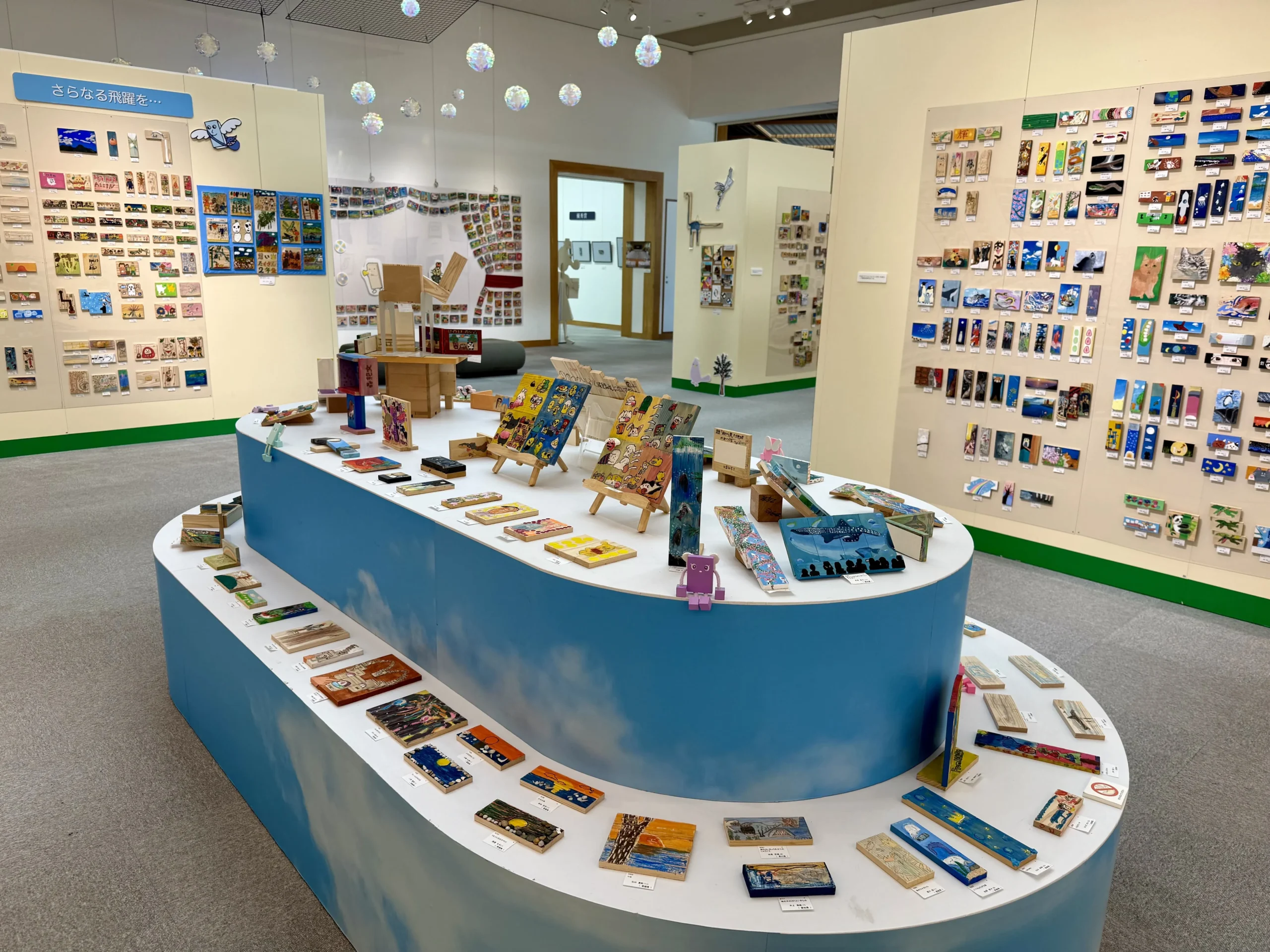 立体作品も並ぶ中央展示台