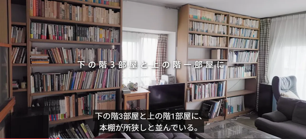 本がぎっしり並ぶリビングの本棚