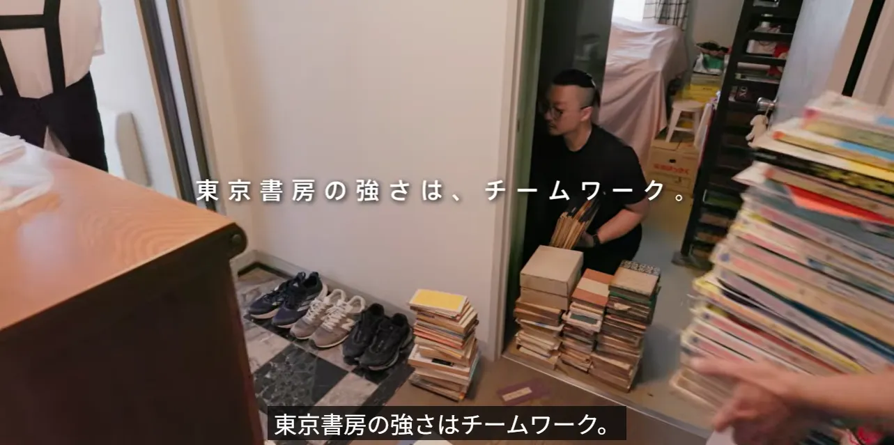 廊下で本を運び出すスタッフ