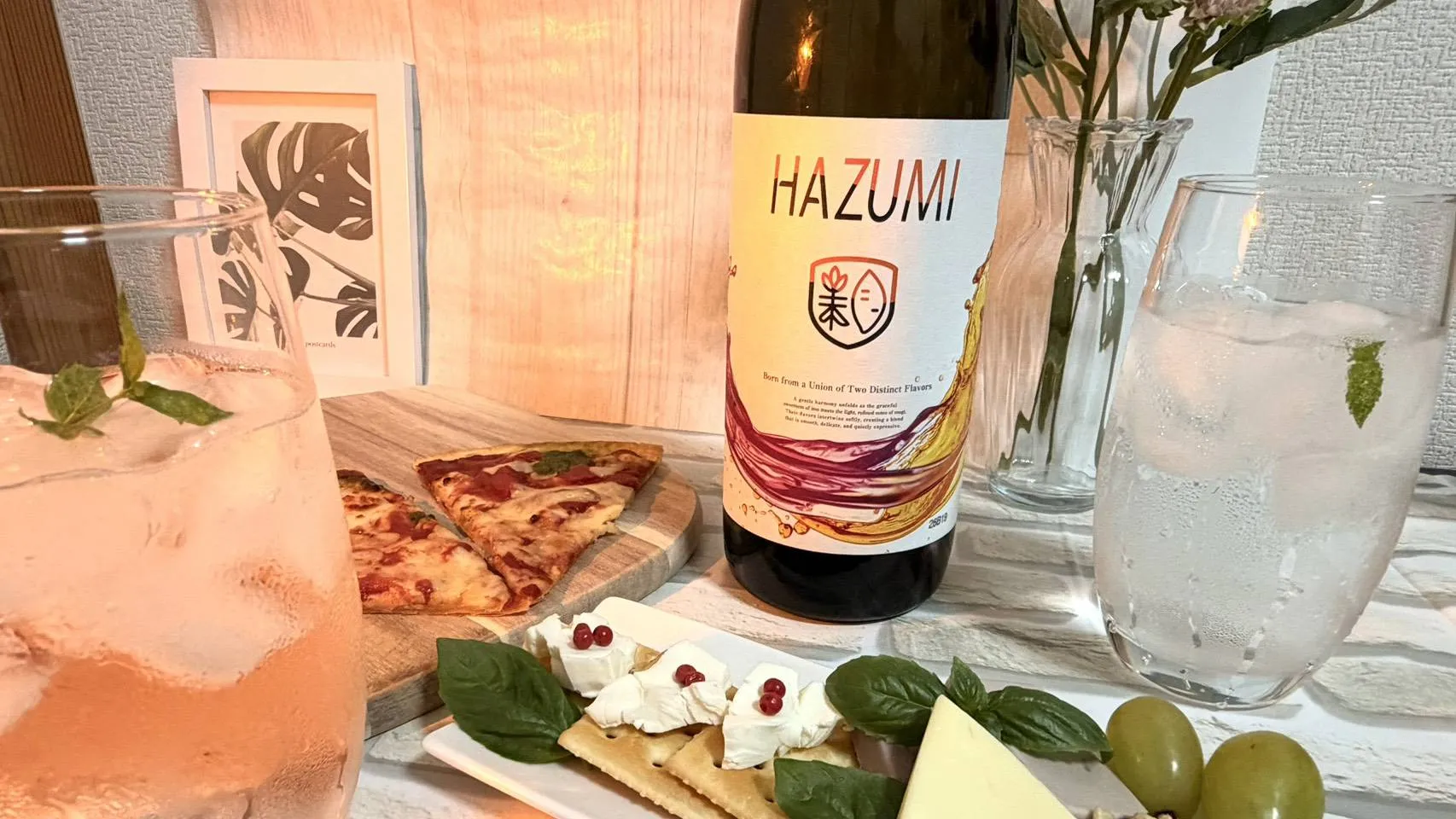 洋食とともに並ぶ「HAZUMI」の食卓シーン