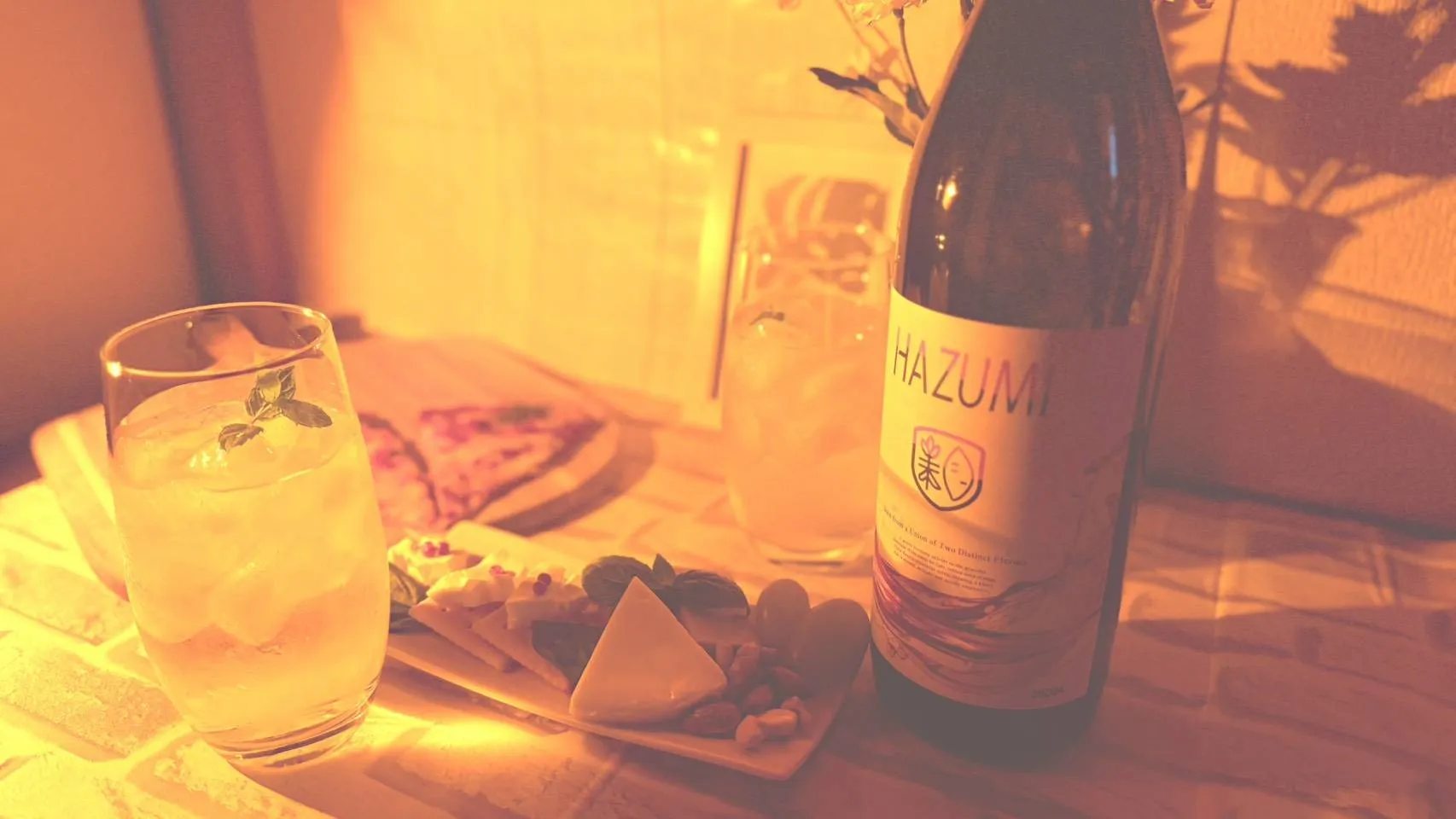 オレンジの灯りに映える「HAZUMI」のソーダ割り