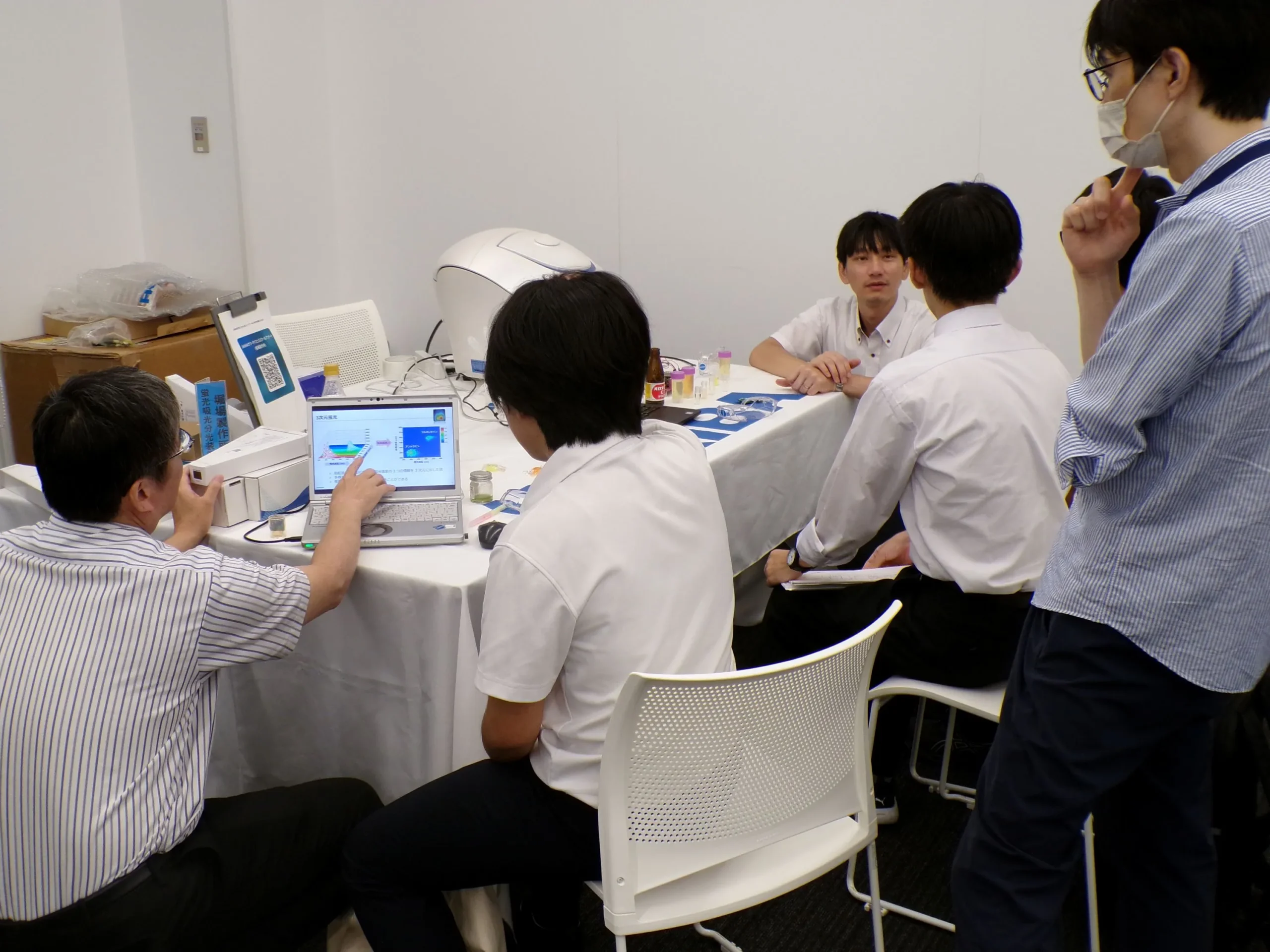 分析機器を囲む対面実習