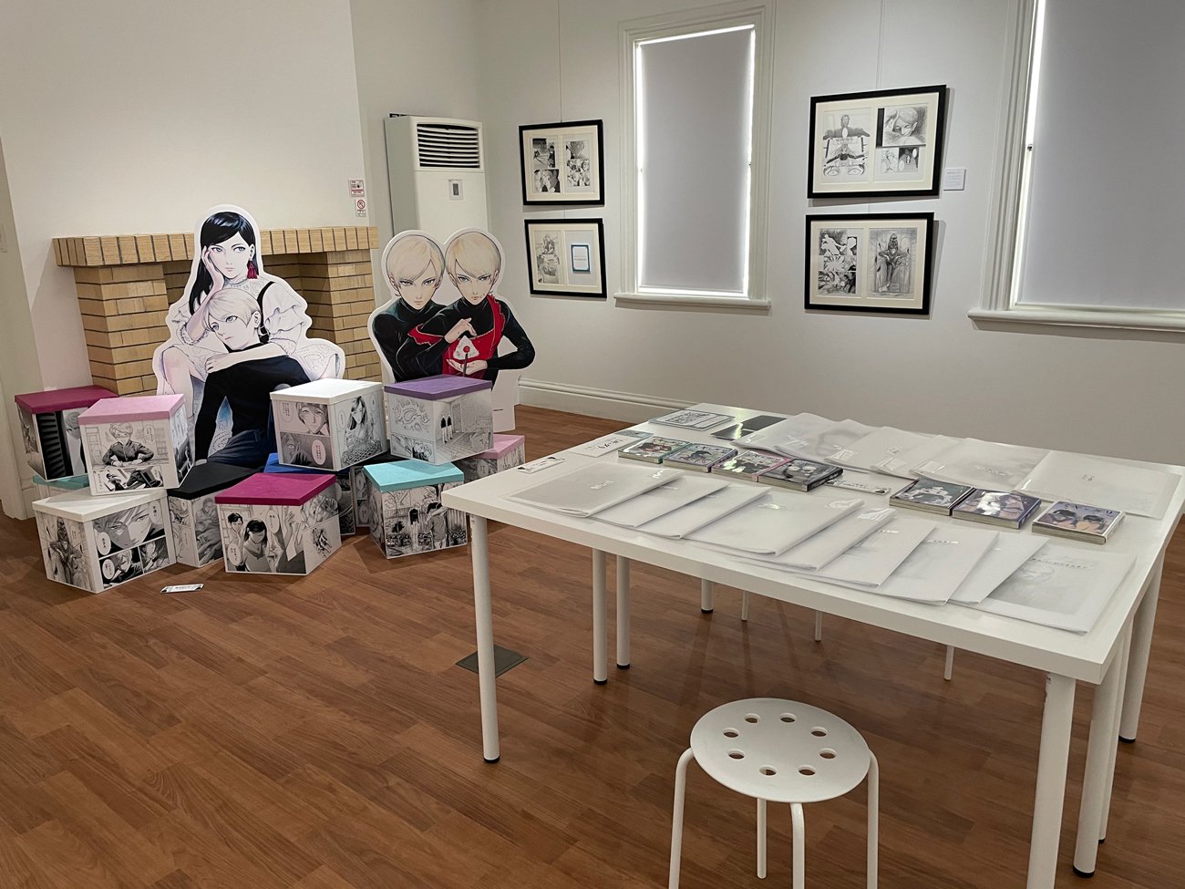 展示室内のキャラクターパネルと原画展示