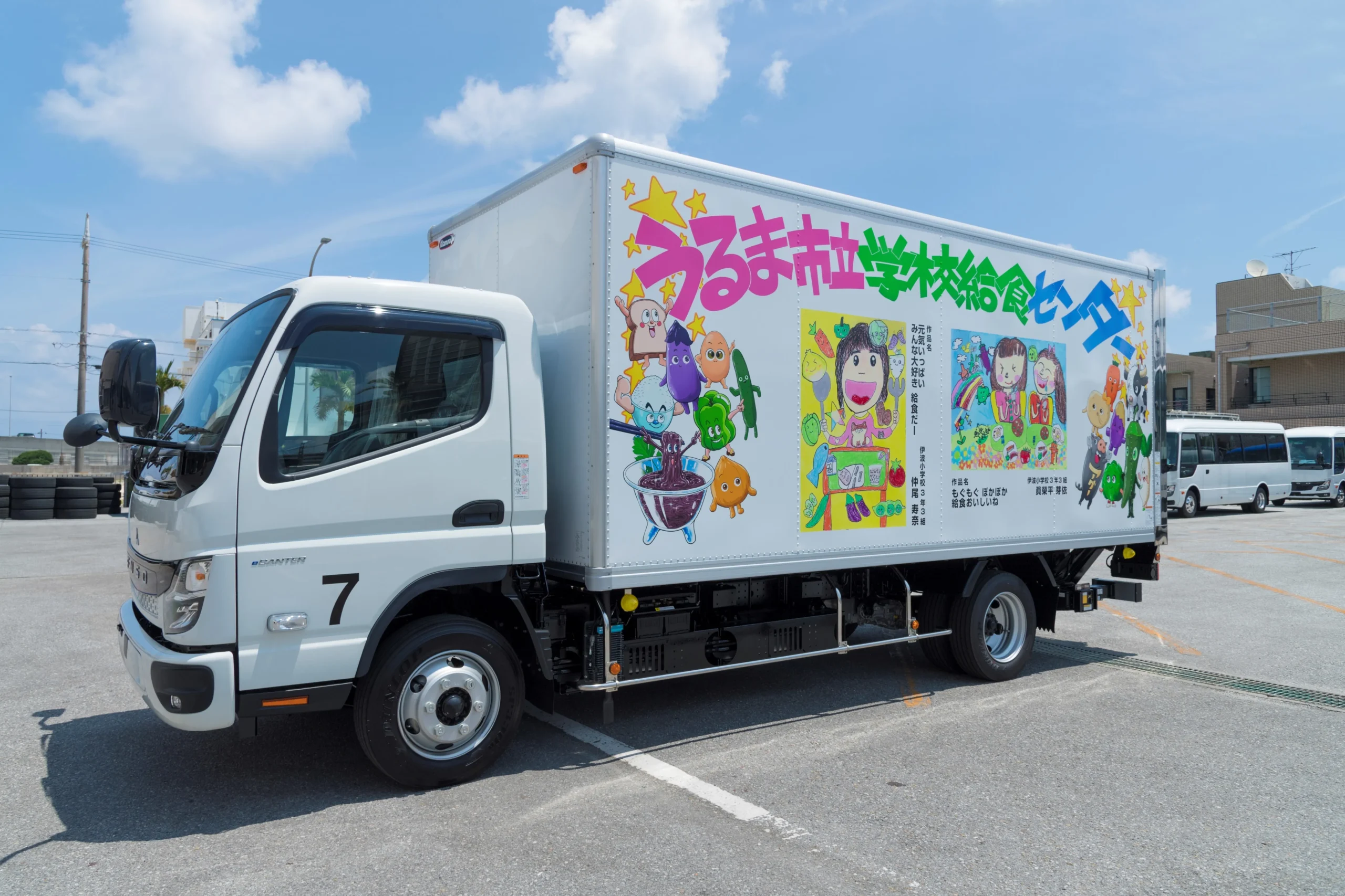 児童作品を掲示した学校給食配送車