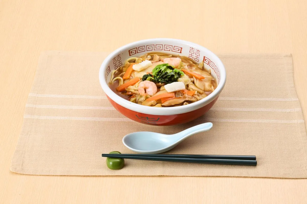 器に盛り付けた「オヒカエメン」五目あんかけラーメン