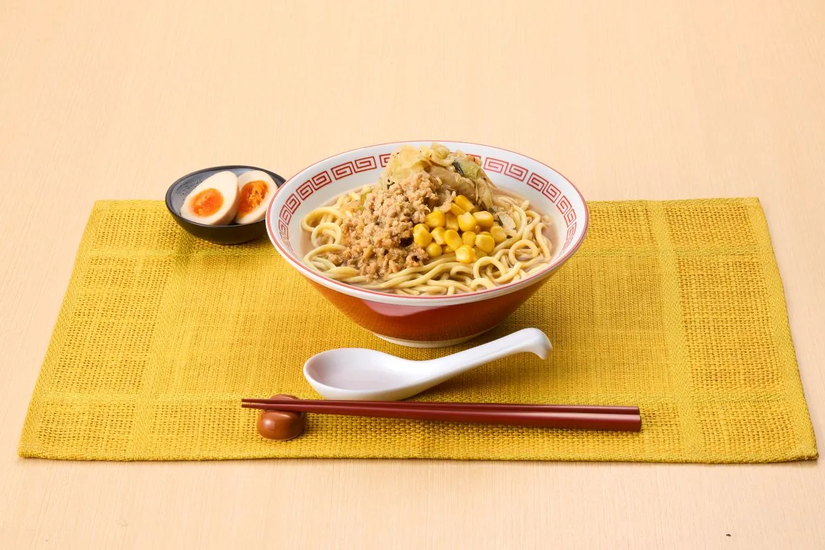 半熟卵を添えた「オヒカエメン」味噌ラーメン