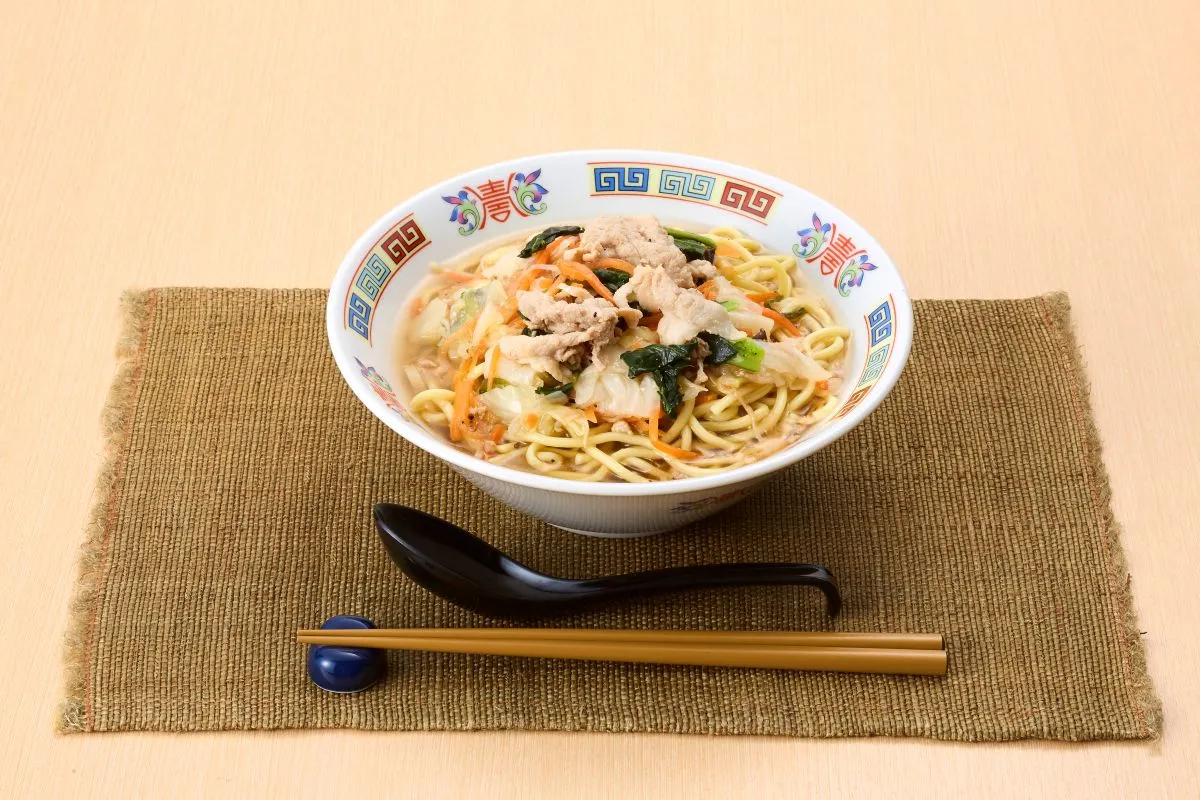 器に盛り付けた「オヒカエメン」野菜タンメン