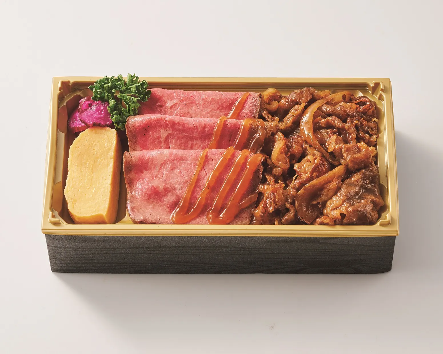 肉を盛り込んだ近江牛弁当