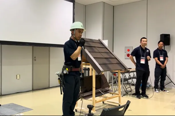 アジさんによる屋根工事の実演