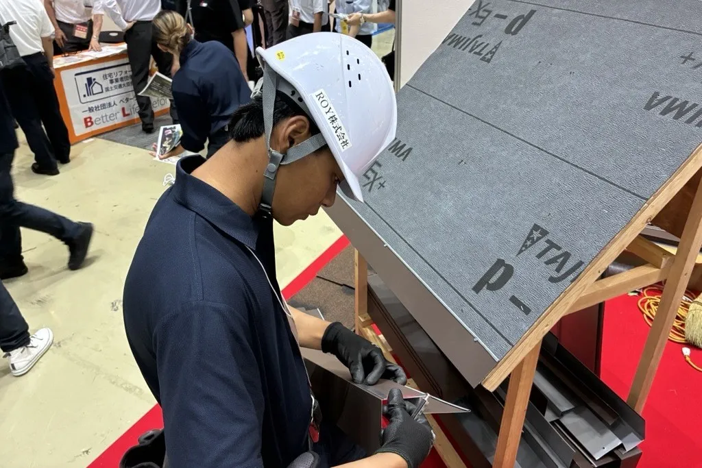 ダルトさんによる屋根の板金作業
