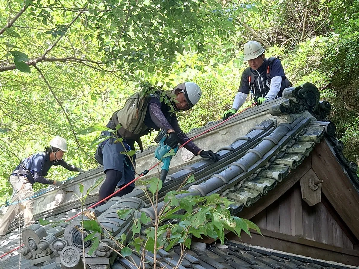 瓦屋根での安全ロープを使った点検作業