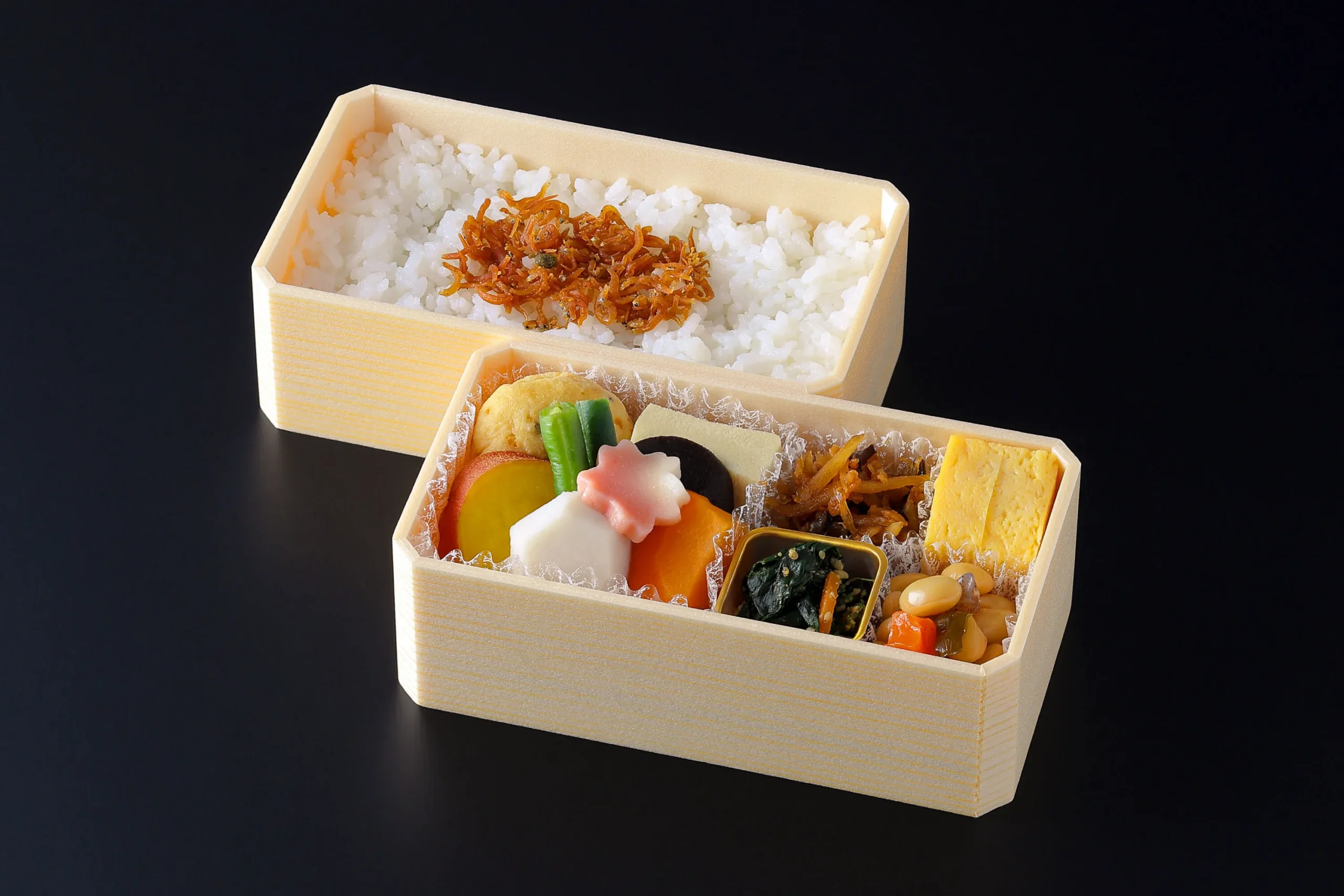 二段折箱の彩り豊かな弁当