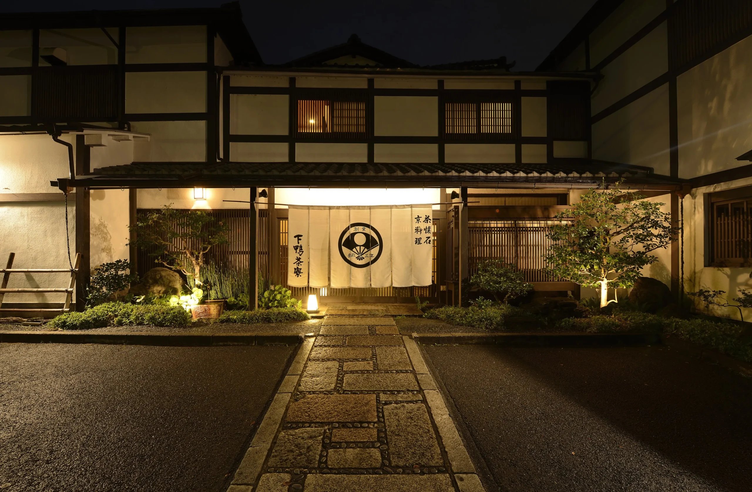 夜に灯る下鴨茶寮の外観