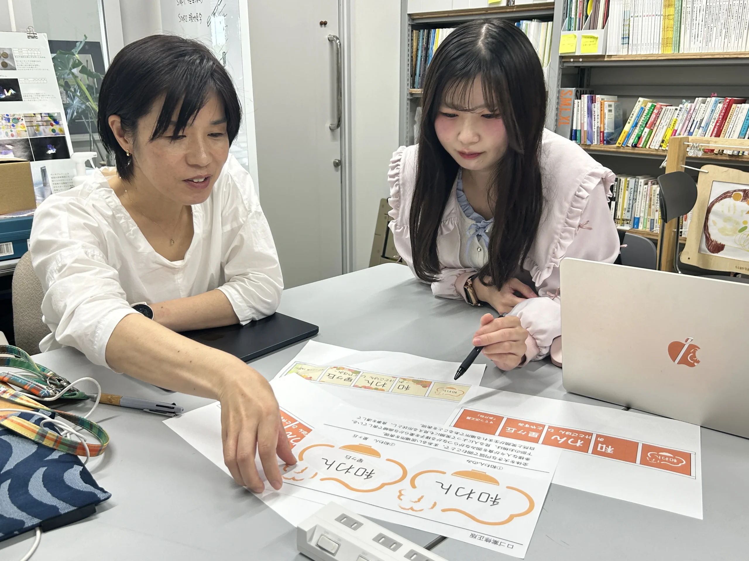 「和わん」のロゴ案を検討する学生