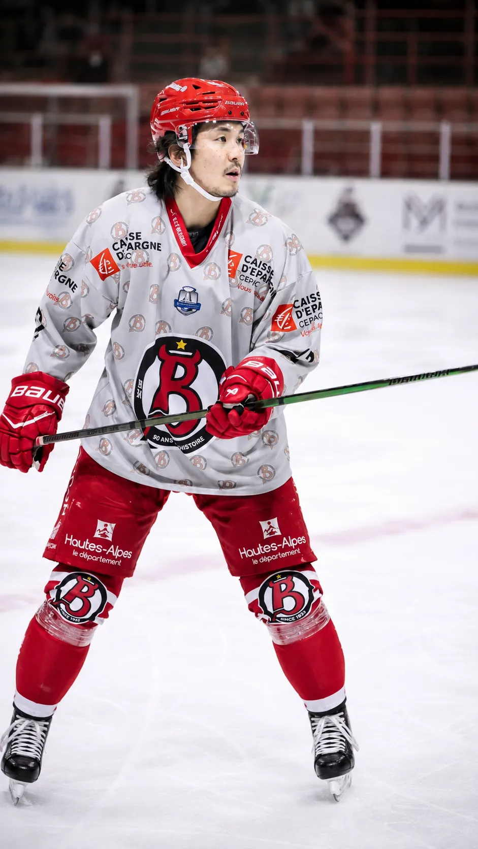 佐藤航平選手が「Diables Rouges de Briancon」のユニフォームで氷上に立つ姿