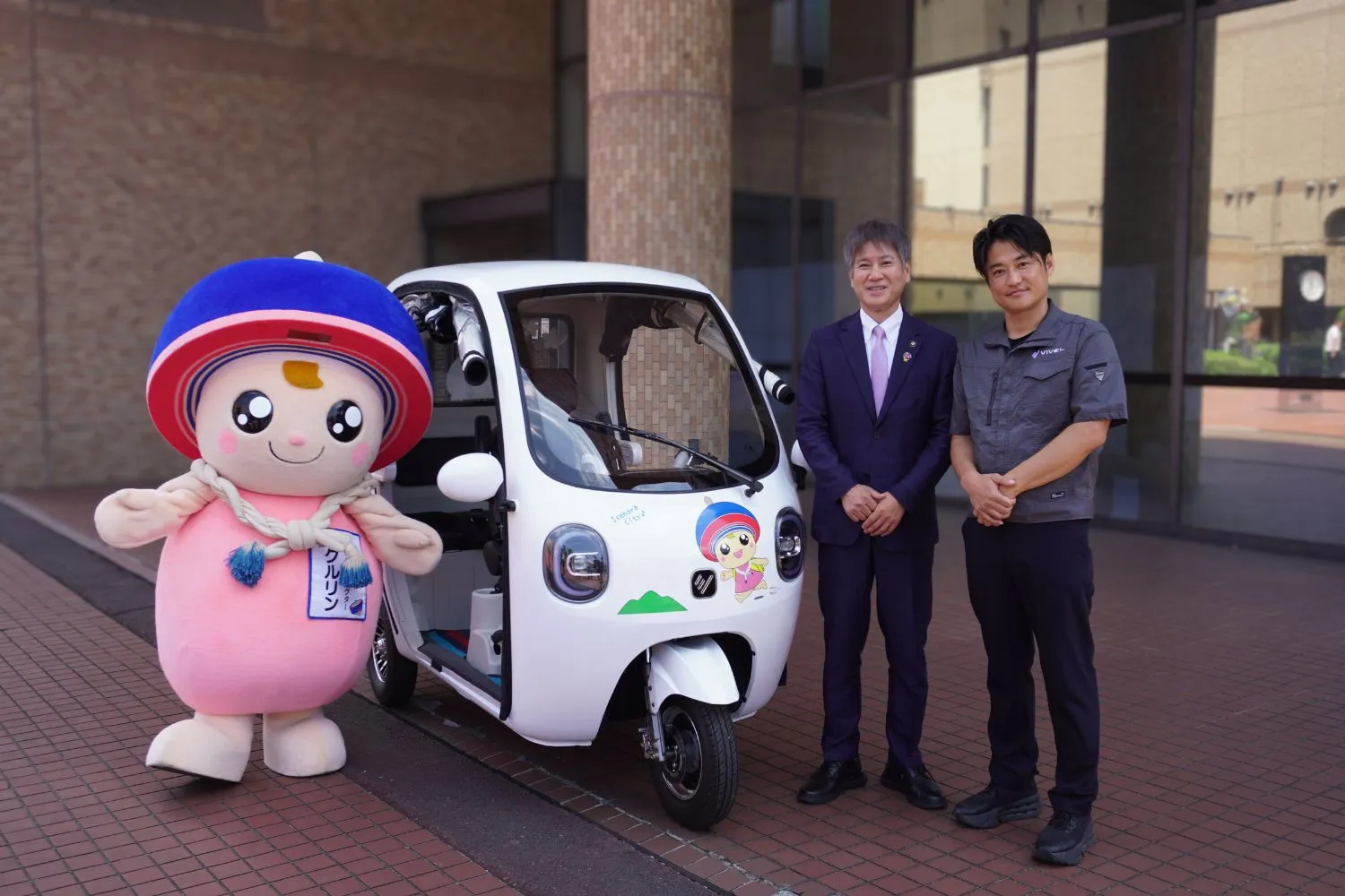 クルリンと寄贈車両の記念撮影
