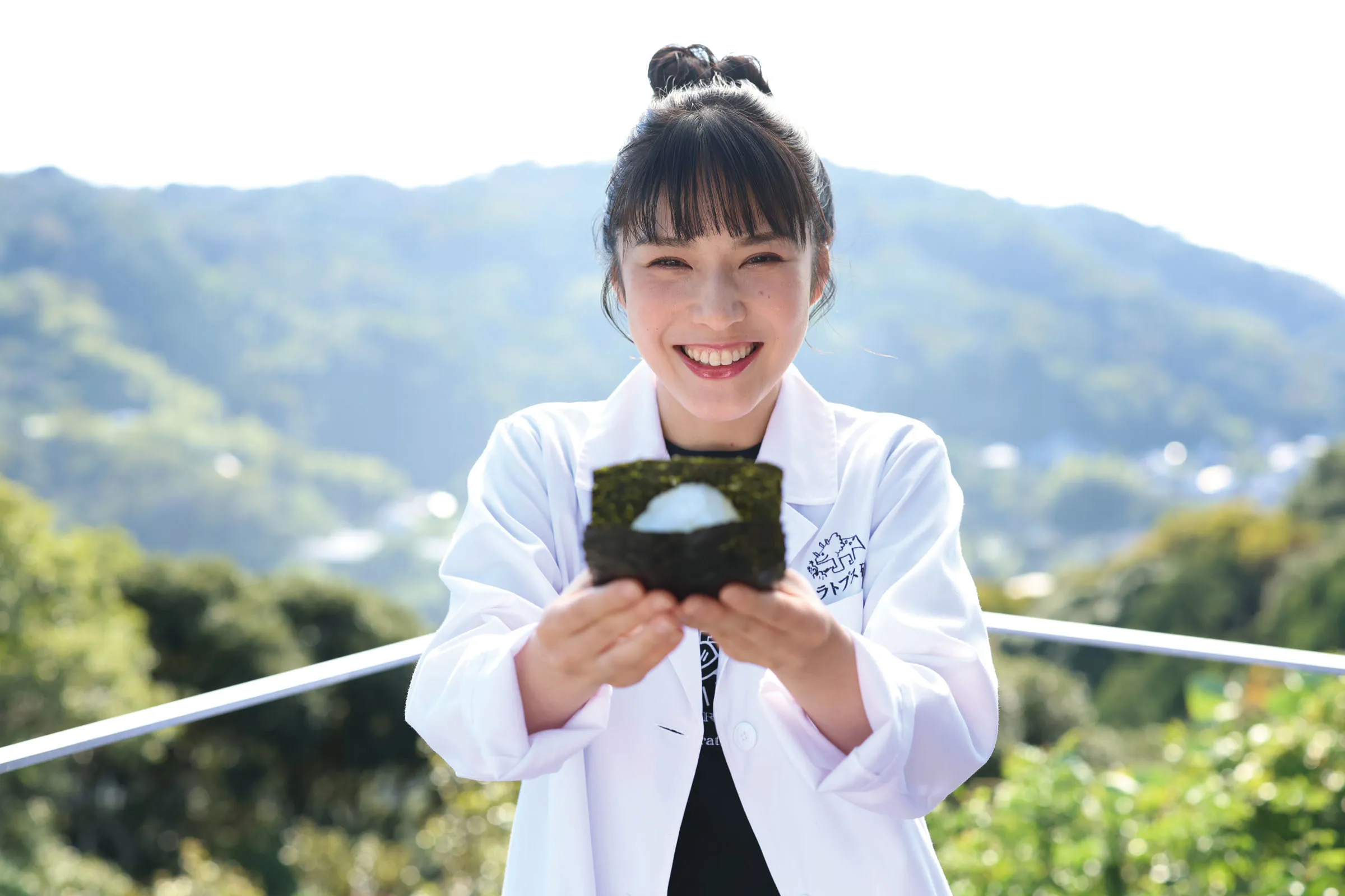 海苔おにぎりを手にする女性