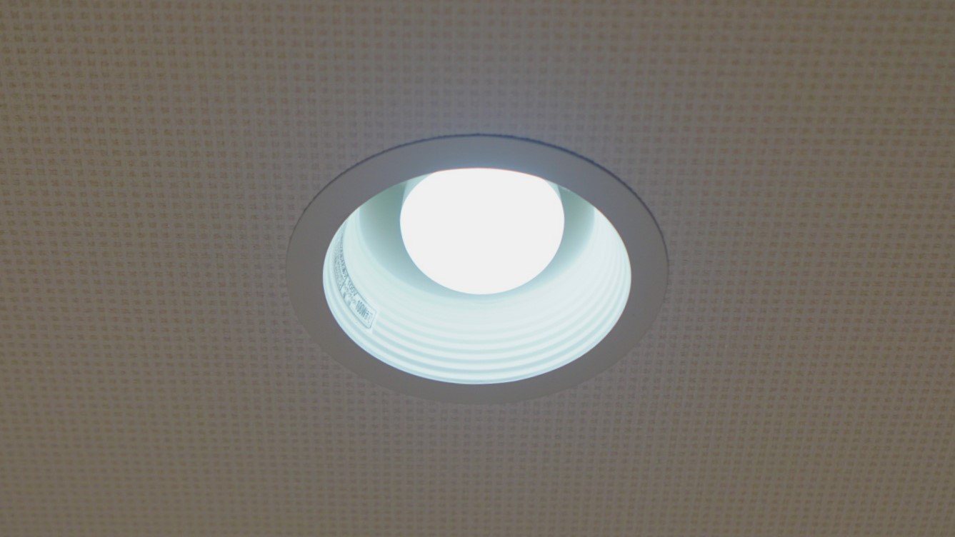 ダウンライトに設置し点灯したOSRAM蓄電型LED電球